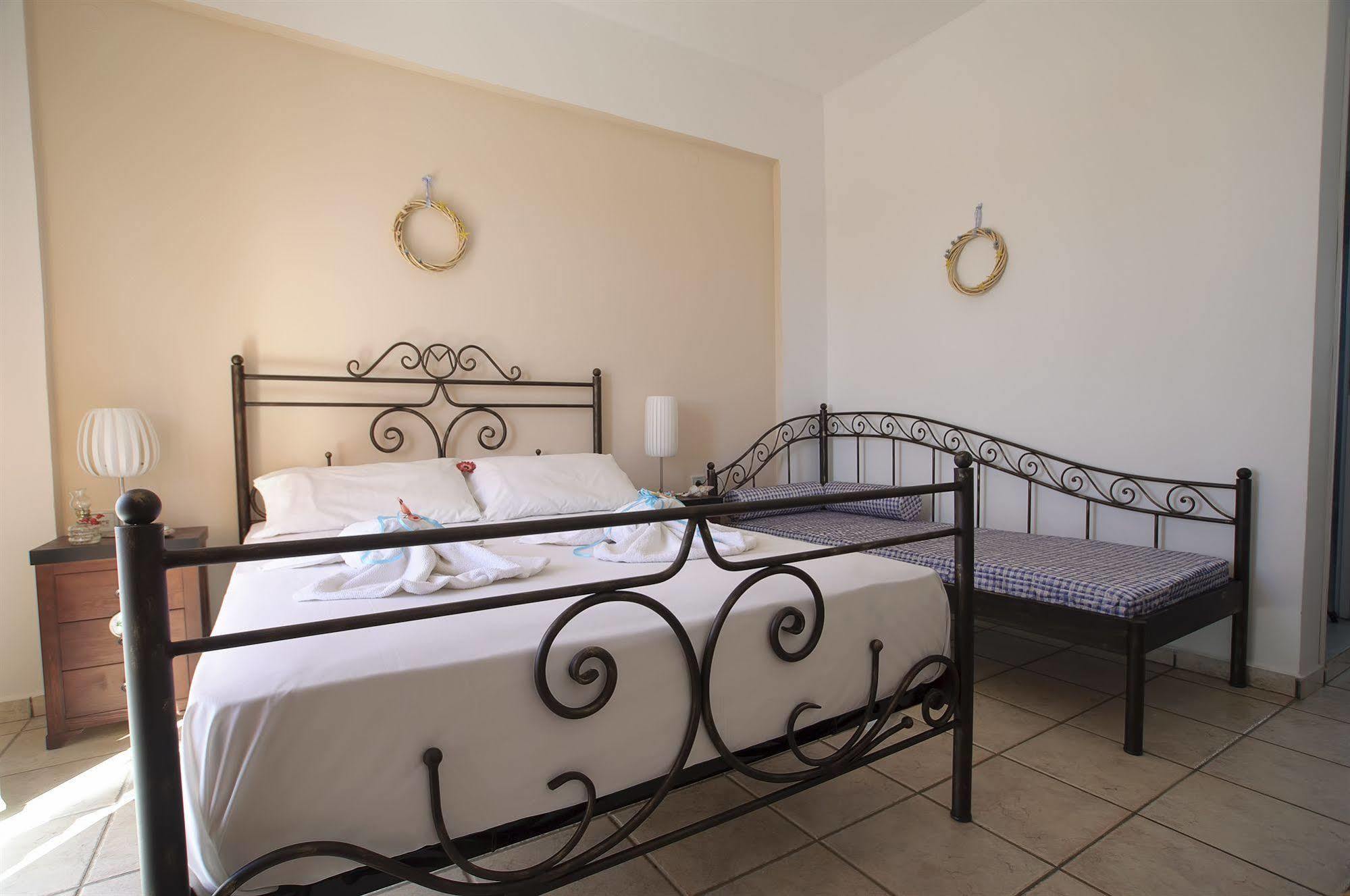 Manos Aparthotel 3*