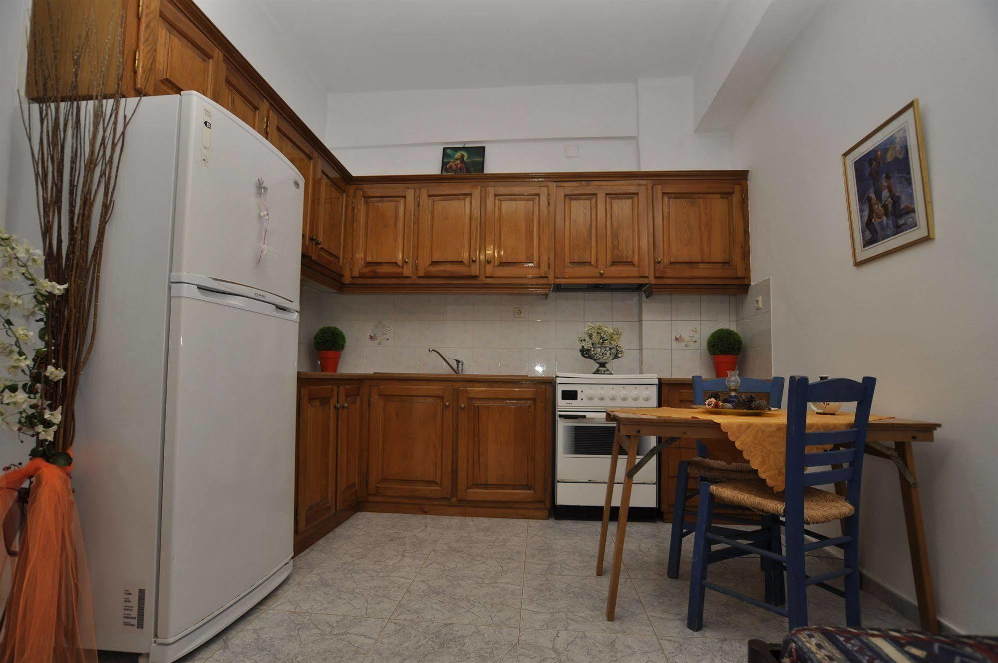 Manos Aparthotel 3*