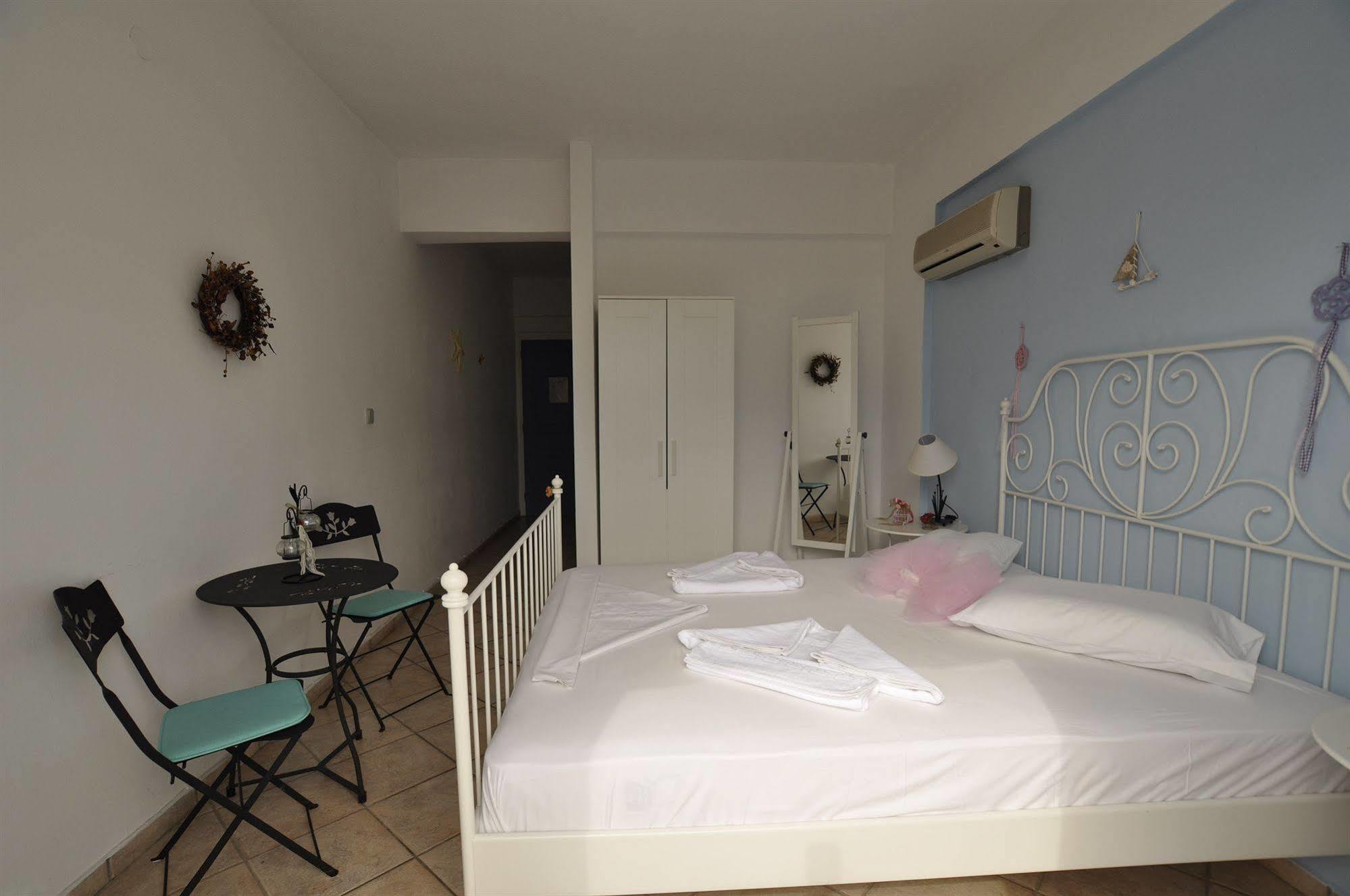 Aparthotel Manos Megas Gialos - Nites