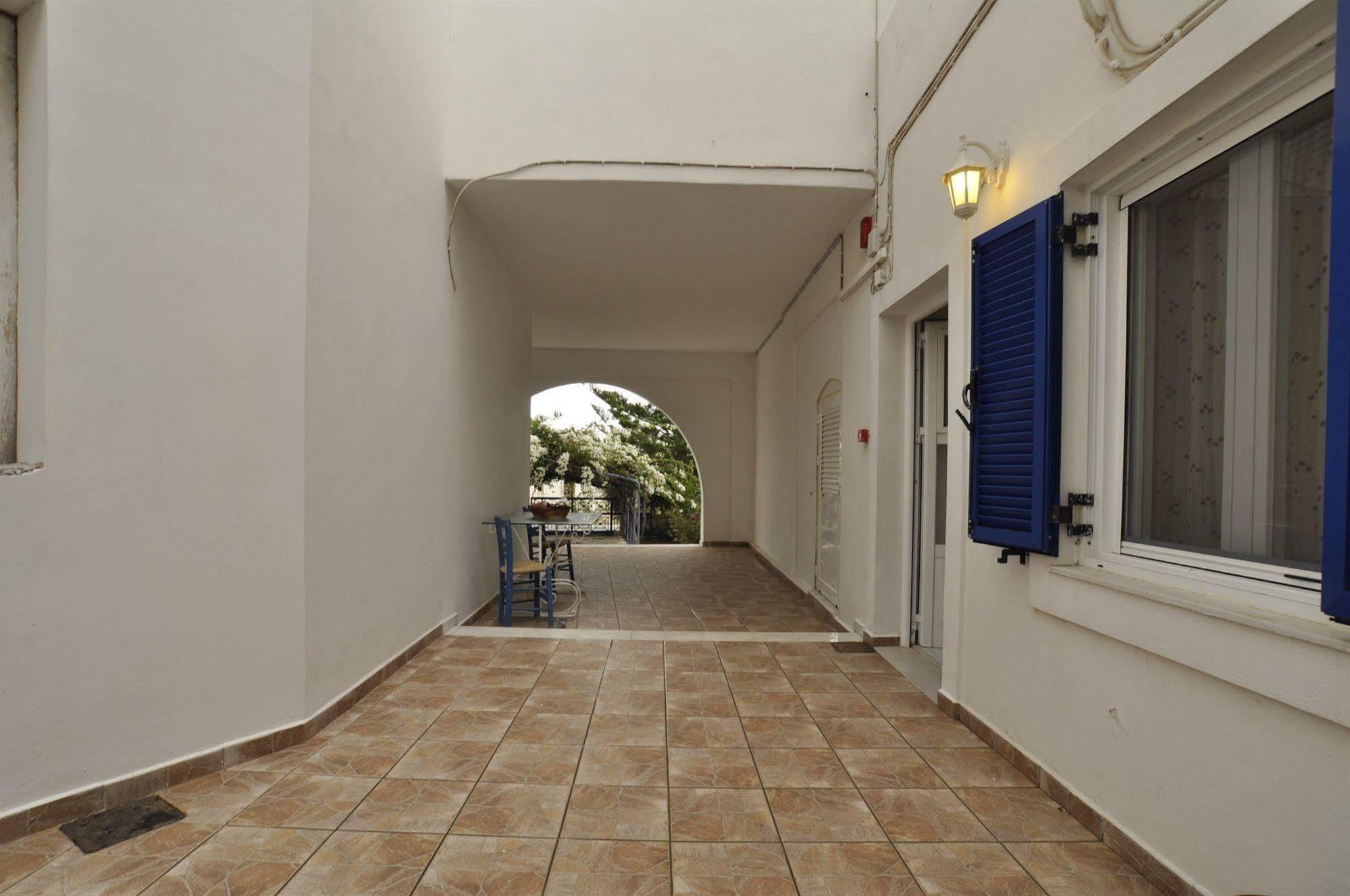 Aparthotel Manos Megas Gialos - Nites