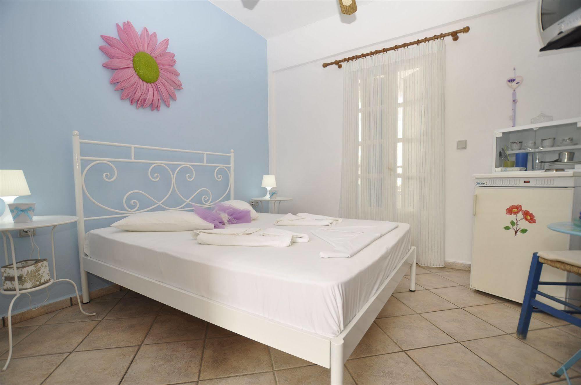 Aparthotel Manos Megas Gialos - Nites