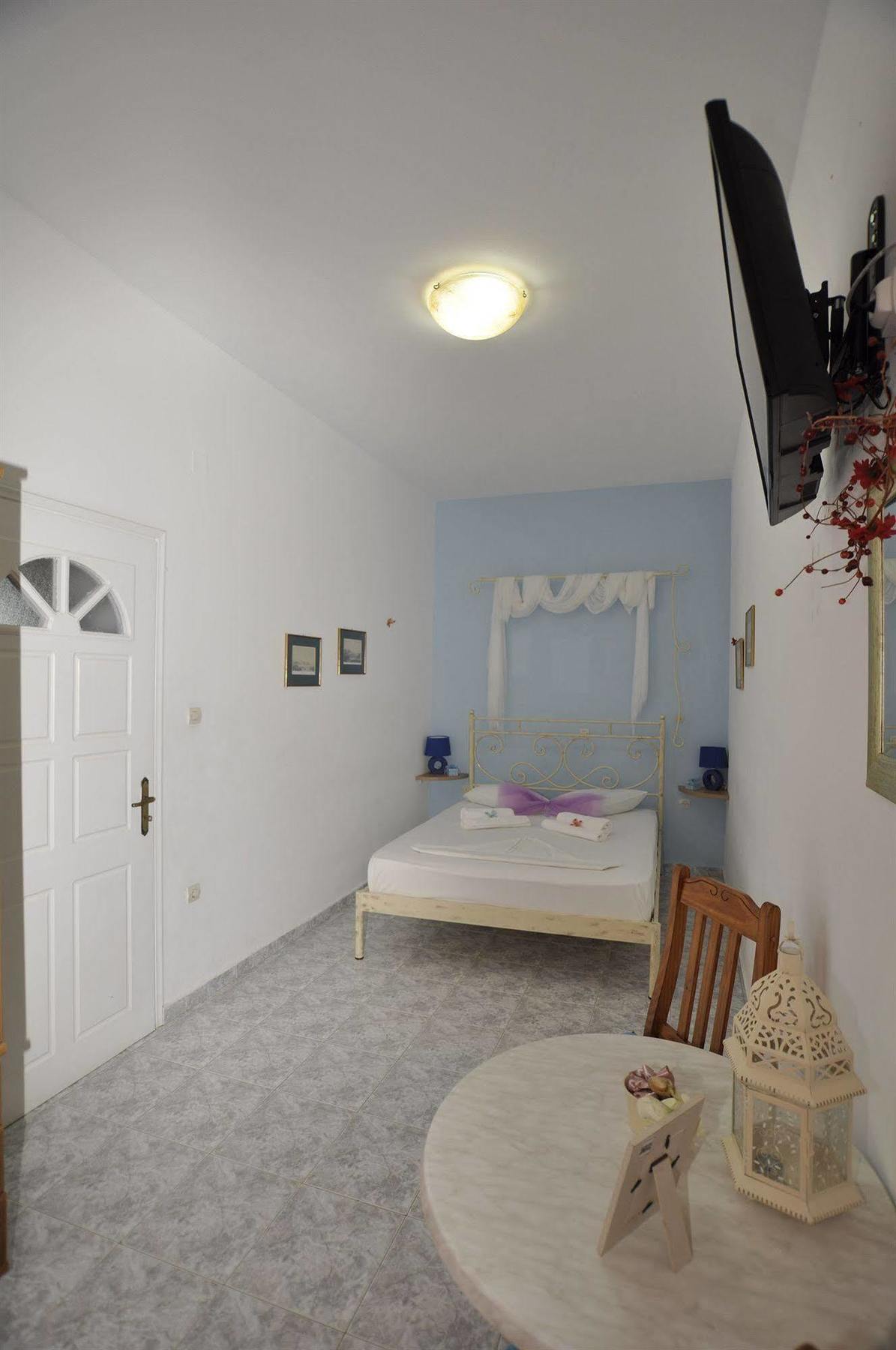 Aparthotel Manos Megas Gialos - Nites