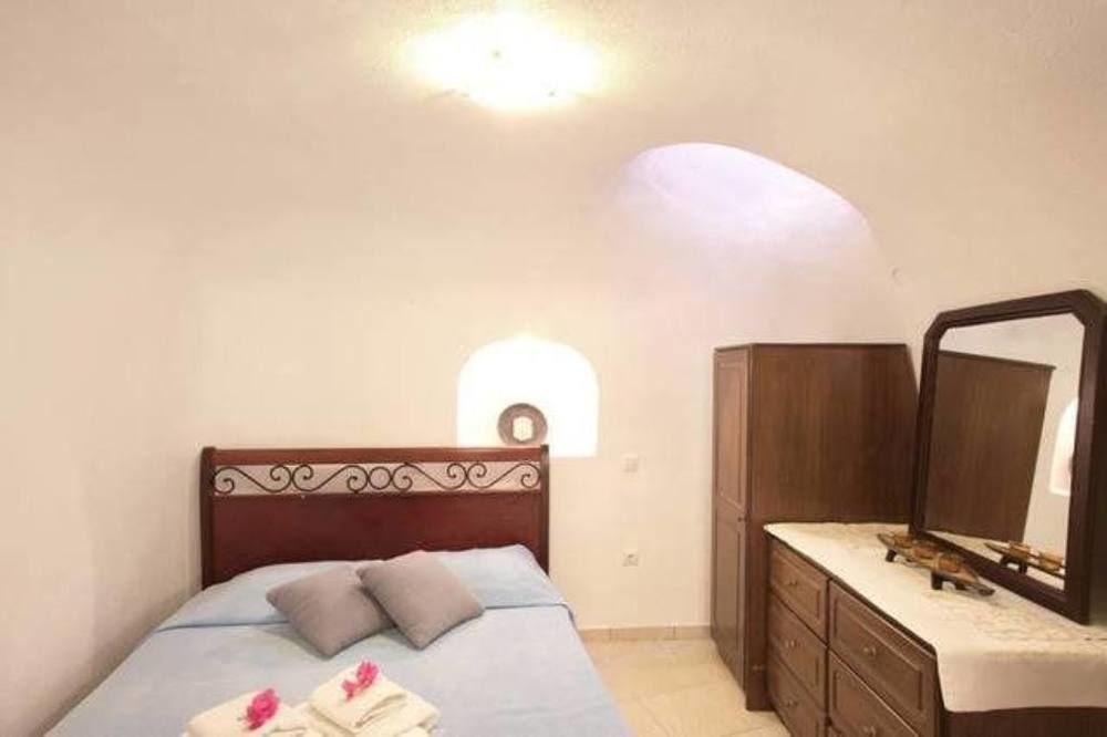 Iridanos Cave House *