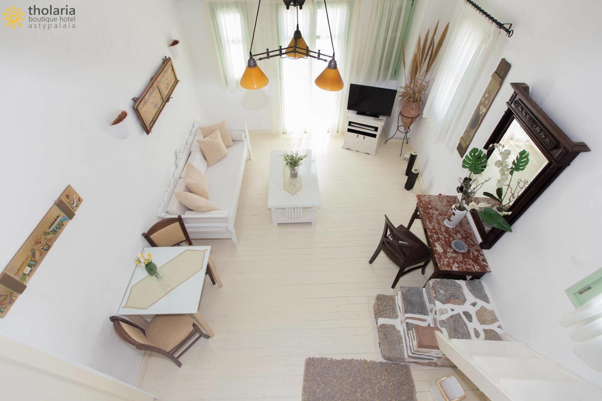 Tholaria Boutique