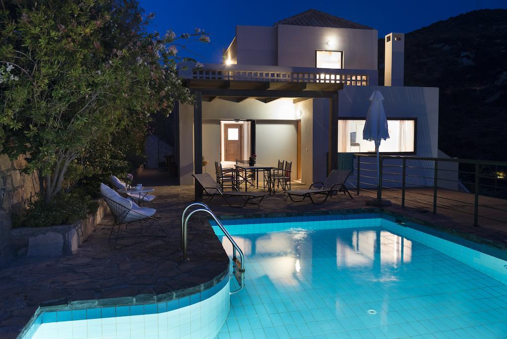 Luxury Villas *