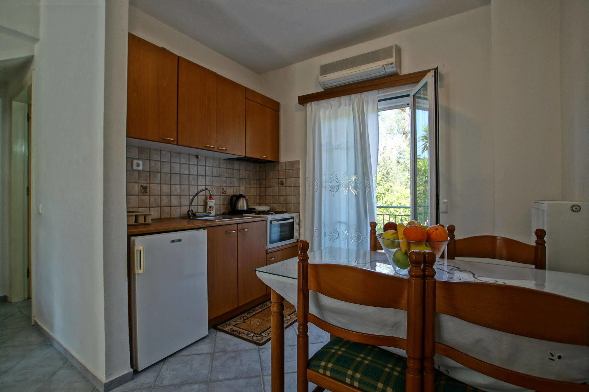 Chrisanthi Apartment *