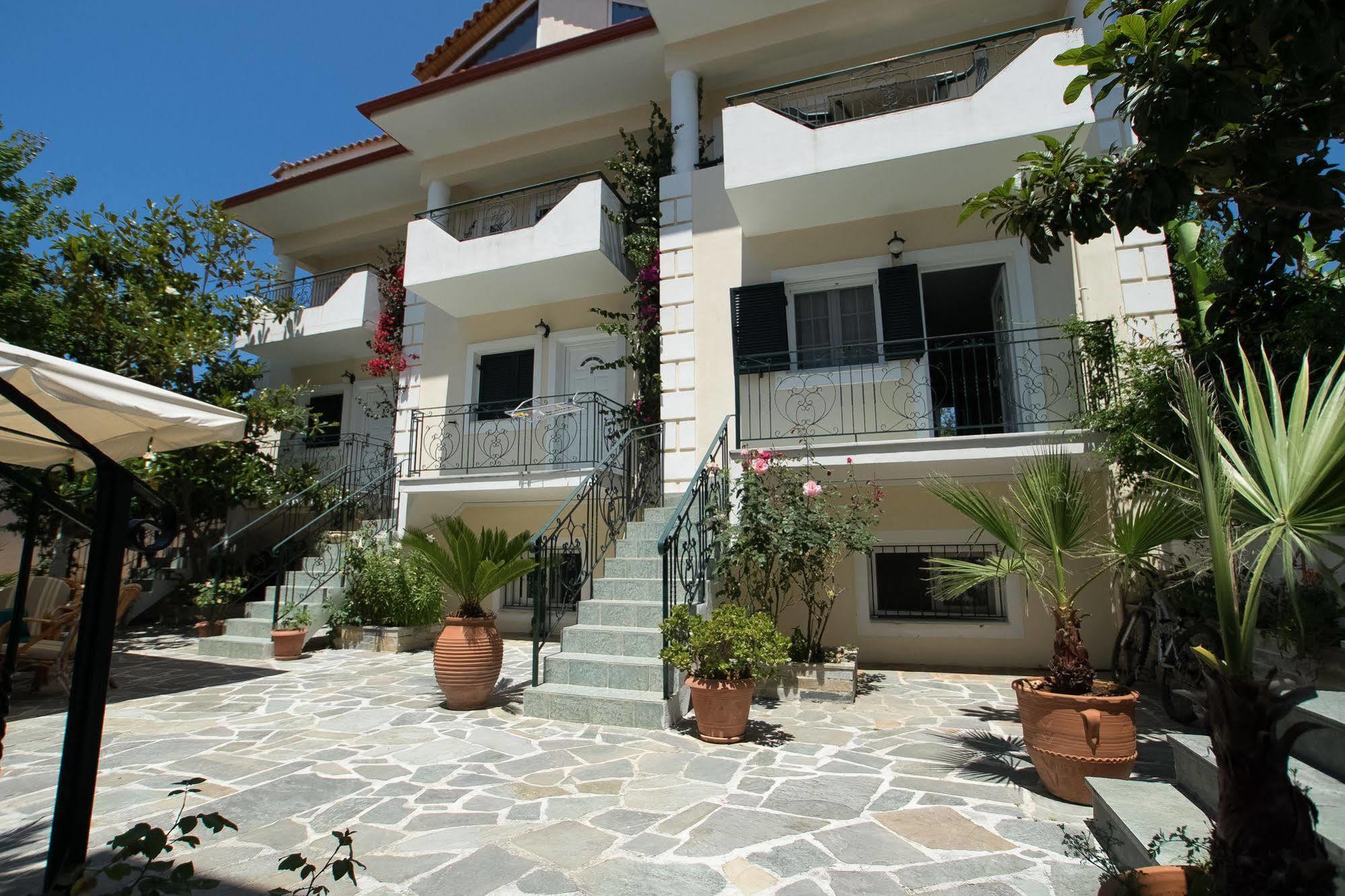 Chrisanthi Apartment *