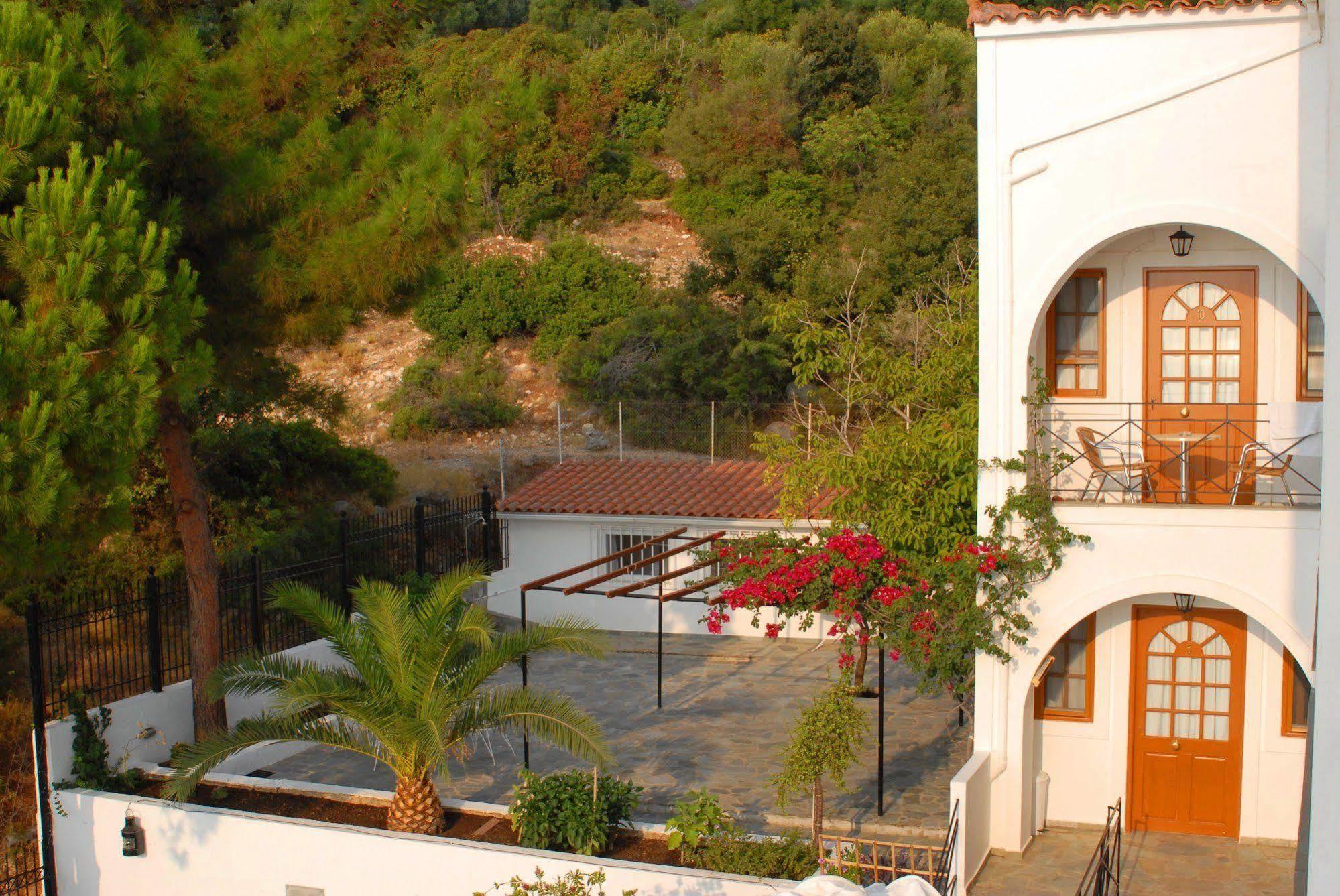 Aparthotel Travlos