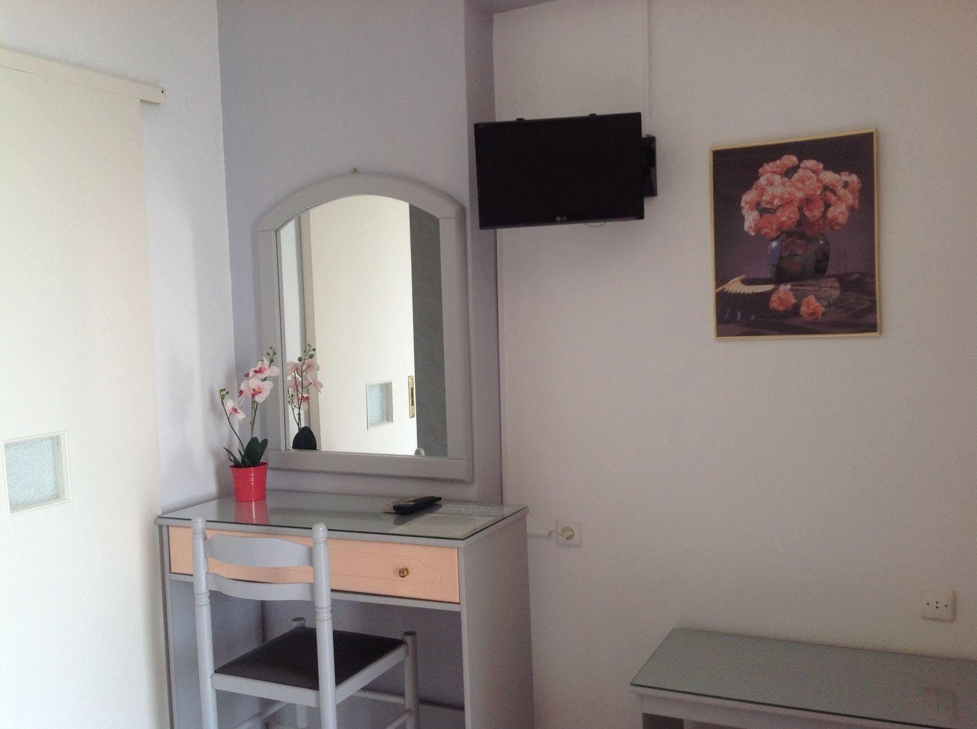 Travlos Aparthotel 3*