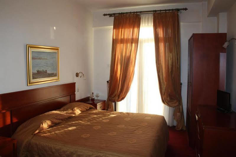 To Hani Tou Kokkini, Pelion 3*