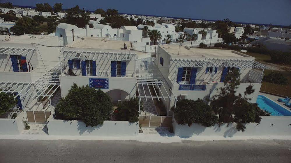 Loucas And Emma Family Perissa (Santorini)