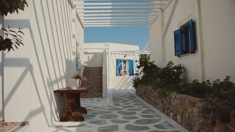 Loucas And Emma Family Perissa (Santorini)