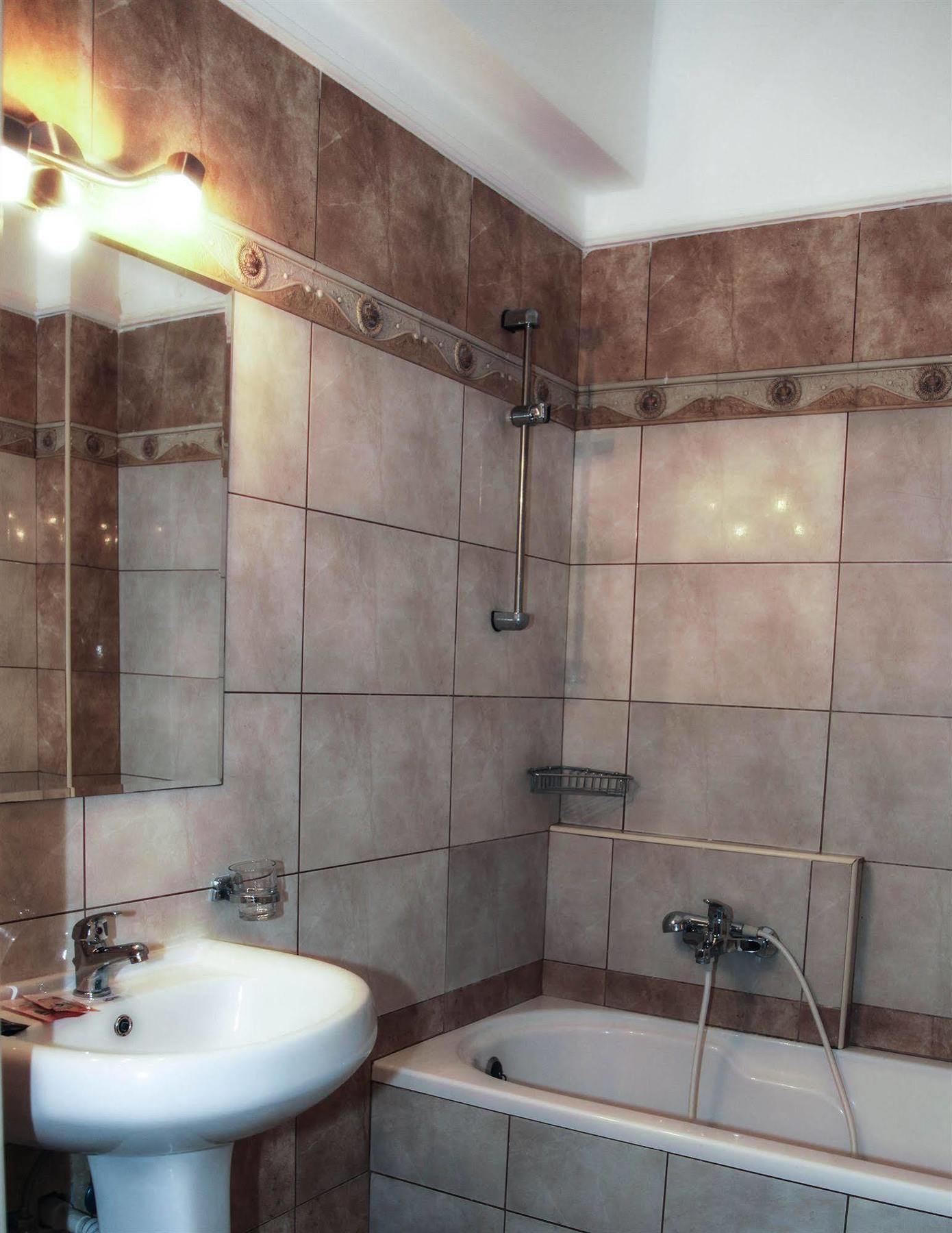 Alexiou Hotel