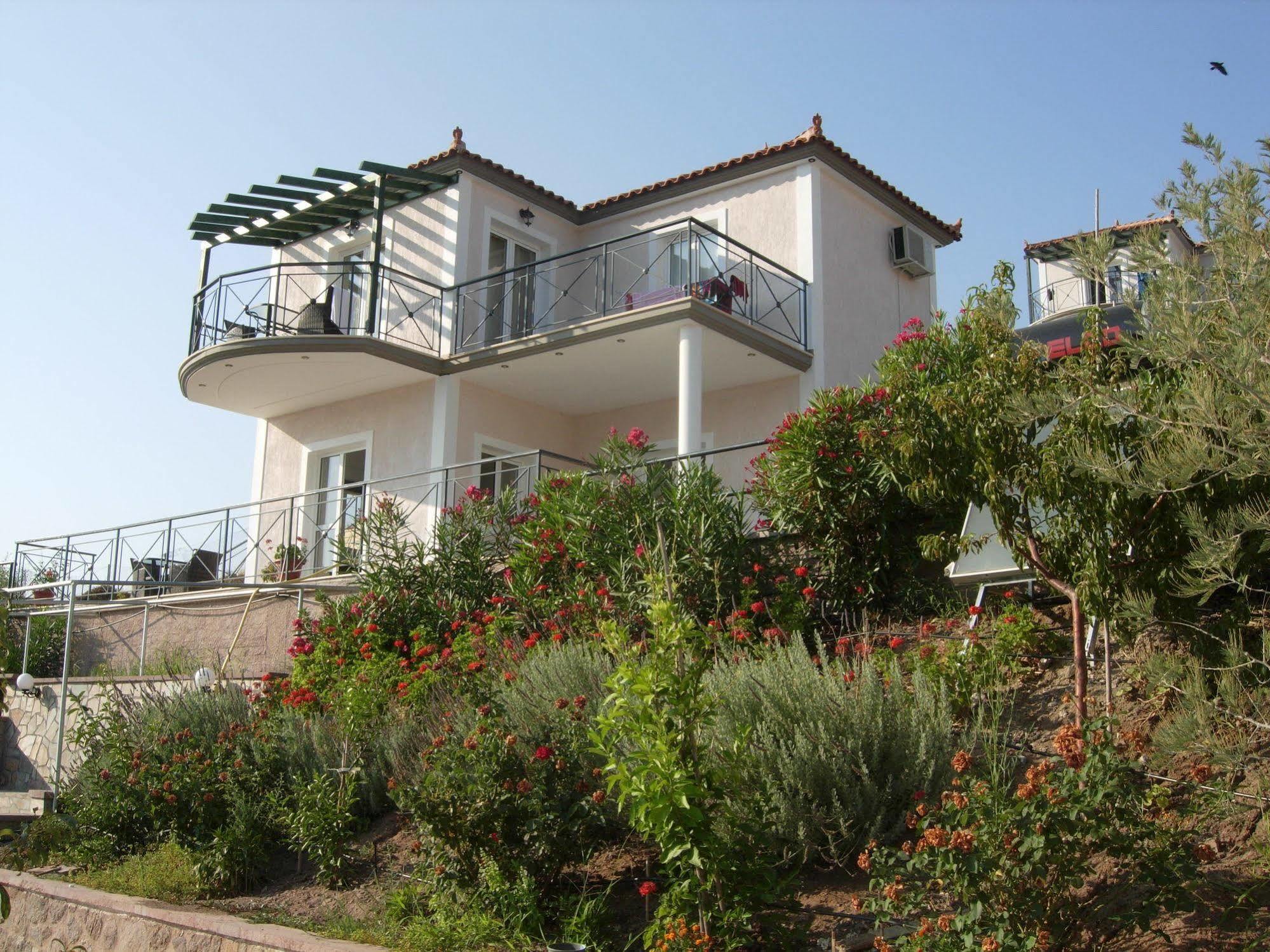 Hill Aparthotel 2*