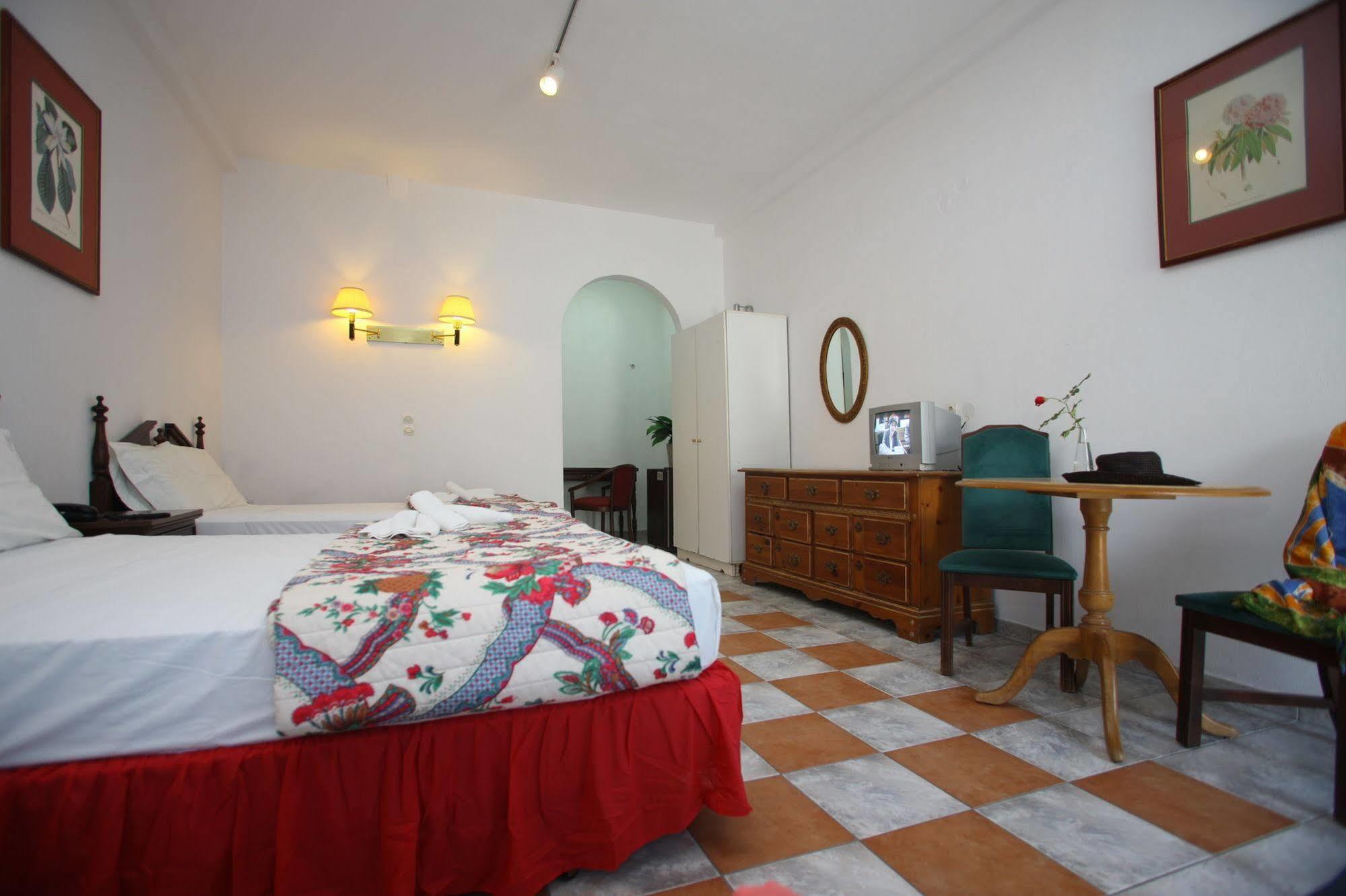 Dolphin Hotel 2*