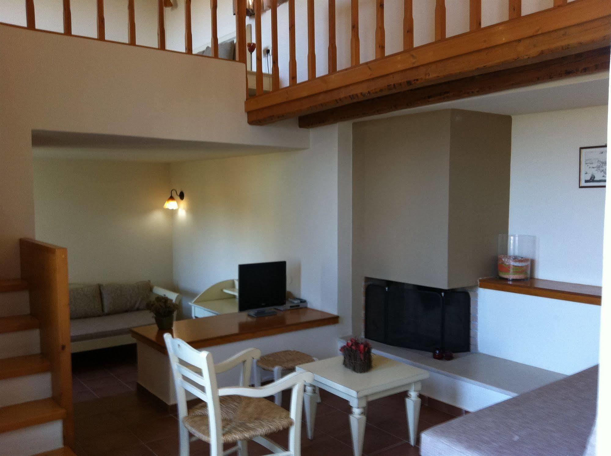 - Mourtzanakis Hotel