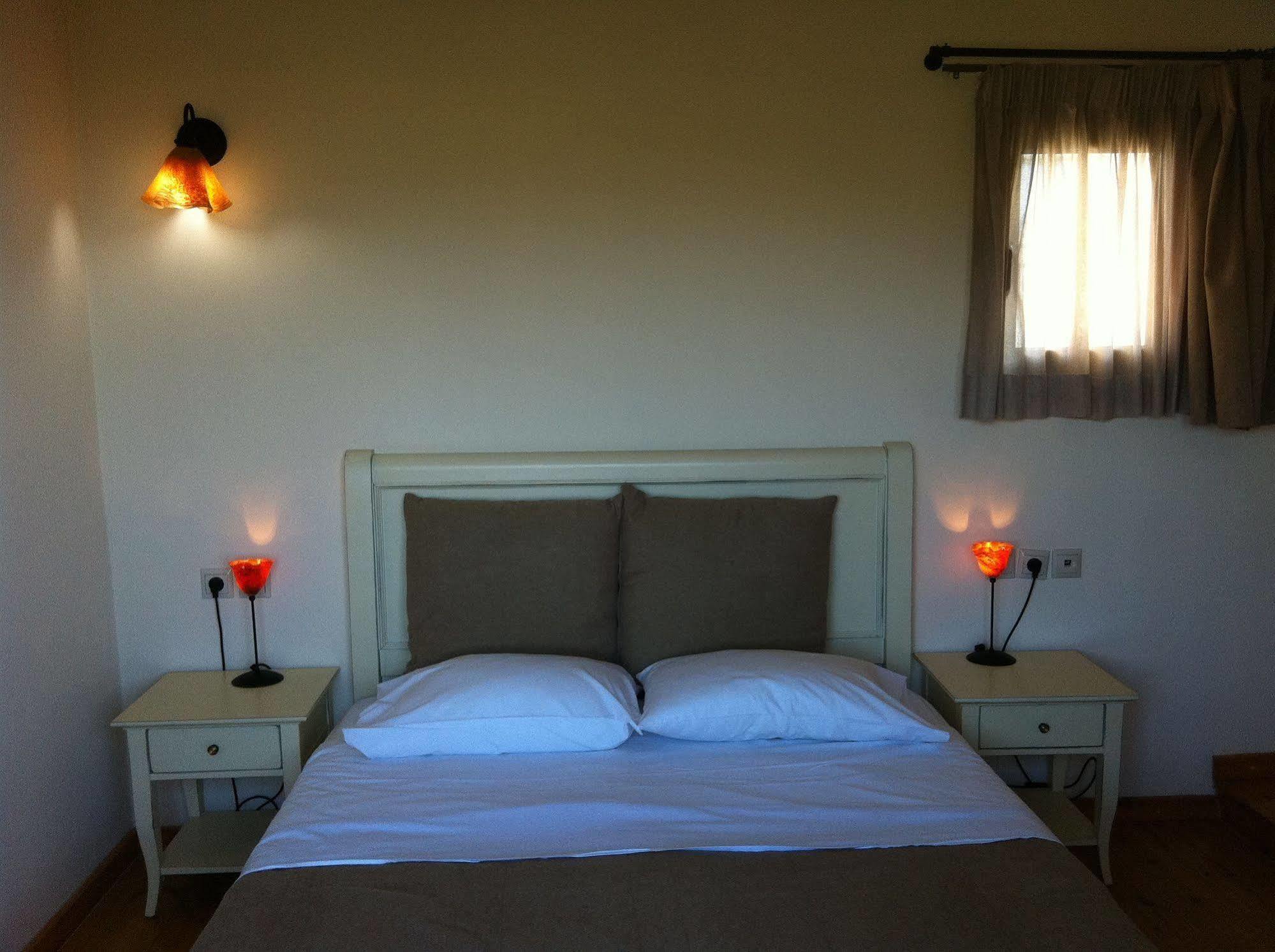- Mourtzanakis Hotel