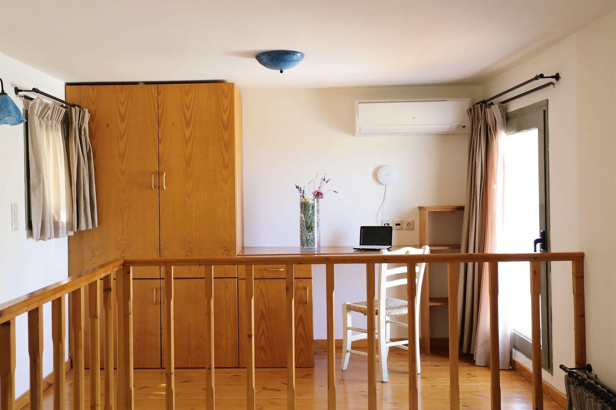 - Mourtzanakis Hotel Achlada
