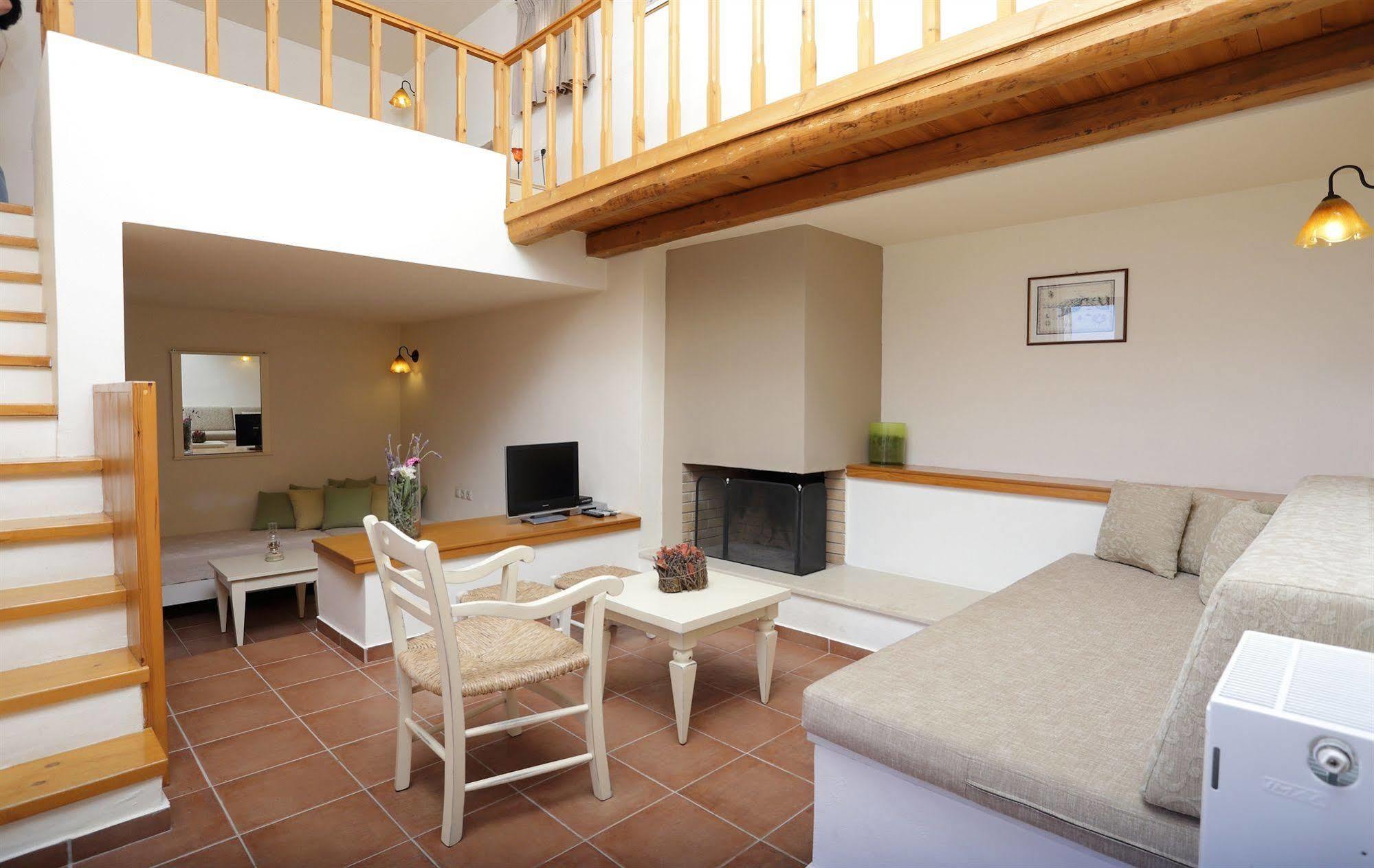 - Mourtzanakis Hotel Achlada