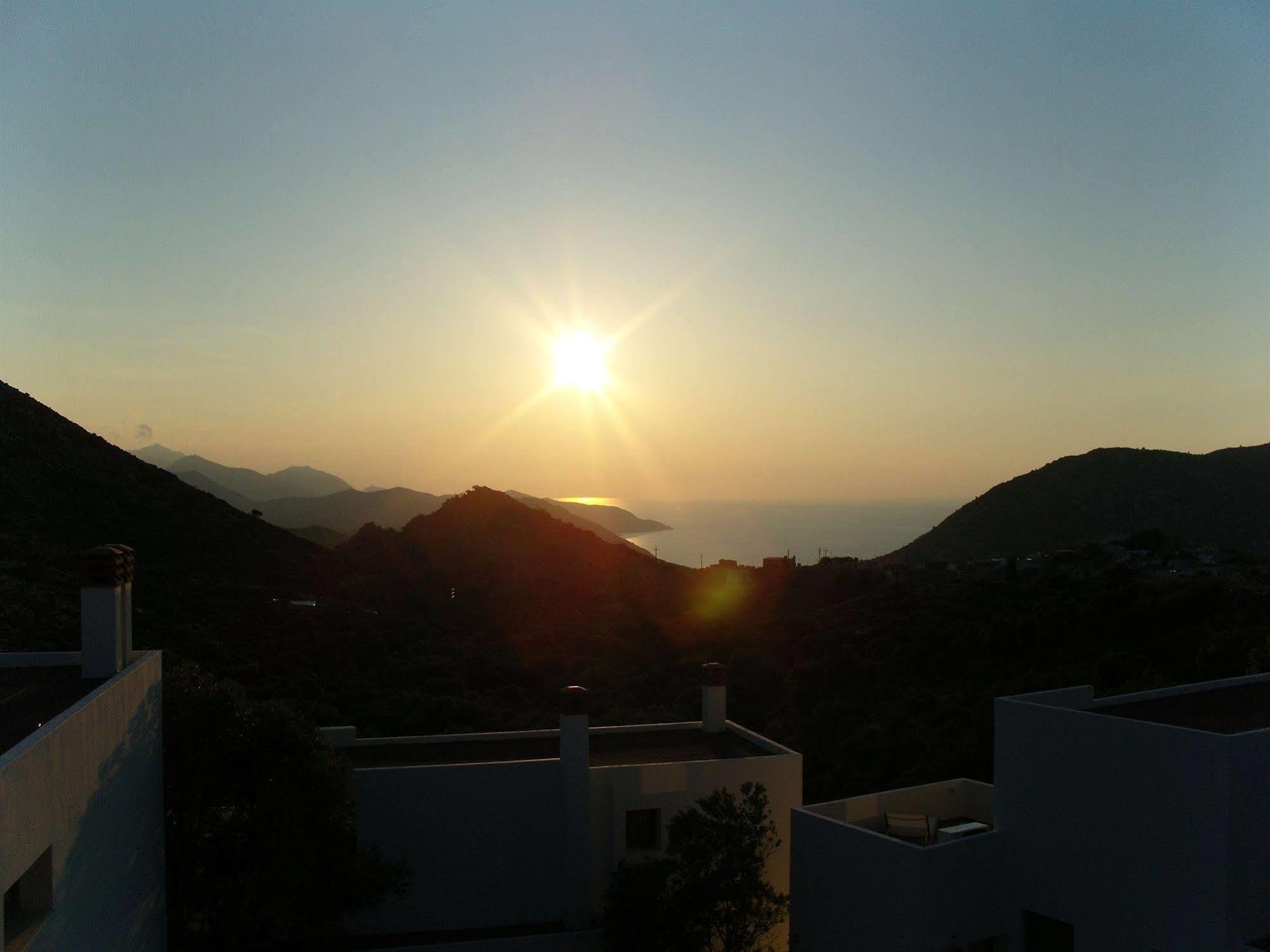 - Mourtzanakis Hotel