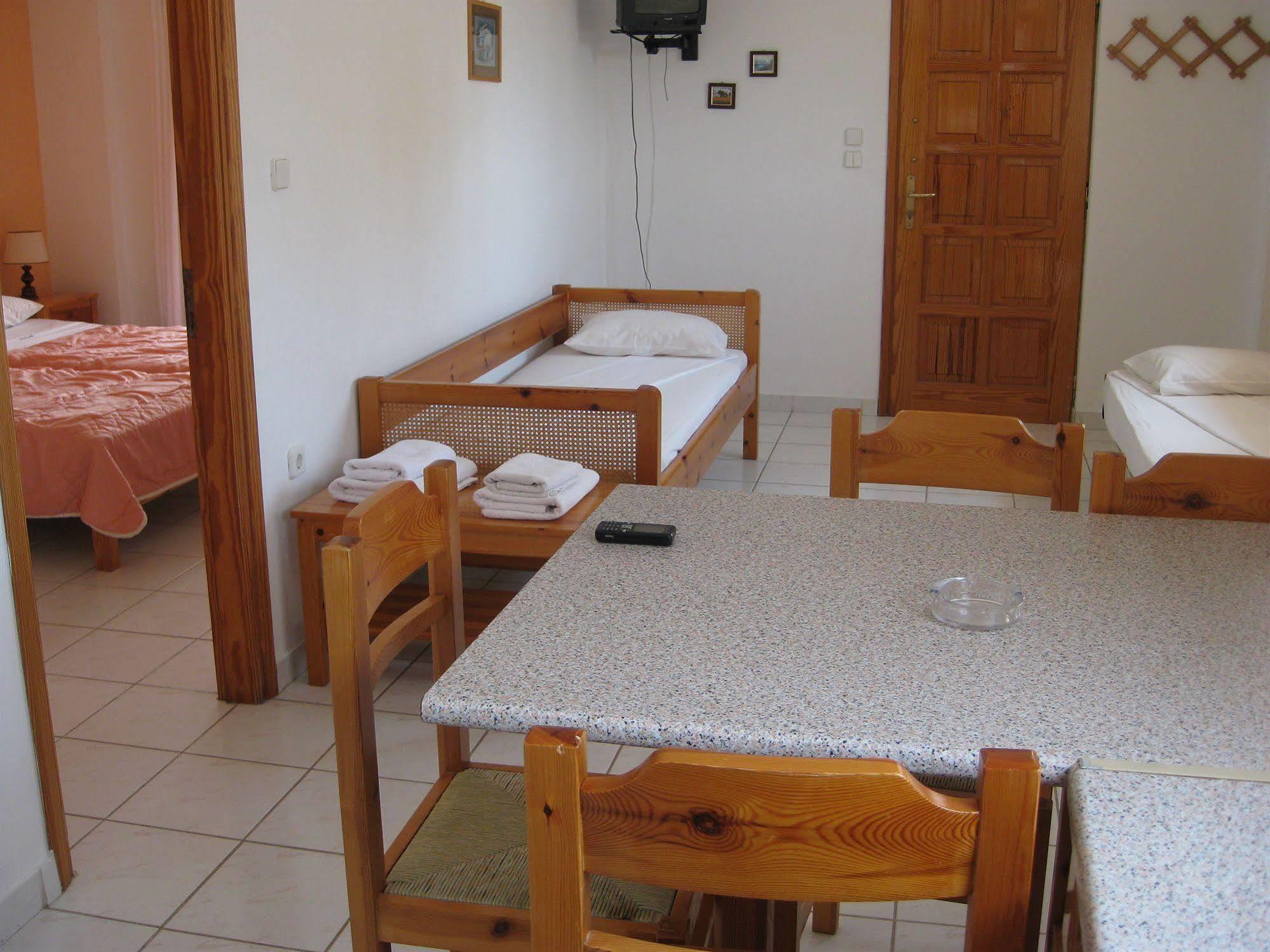 Le Due Sorelle Spilia (Central Greece)
