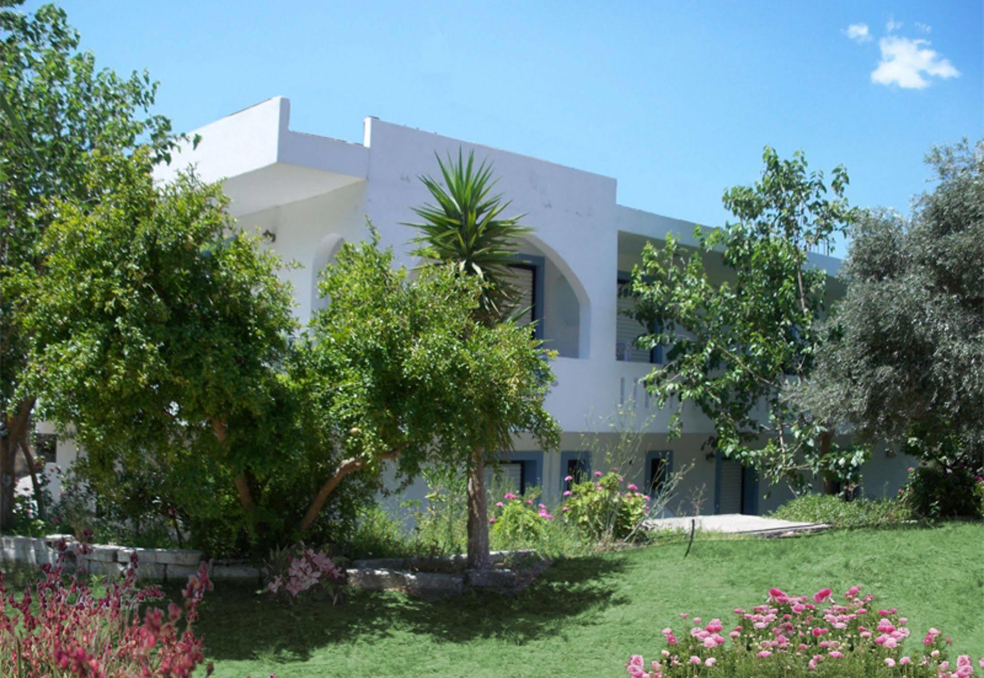 Emilia Aparthotel 2*