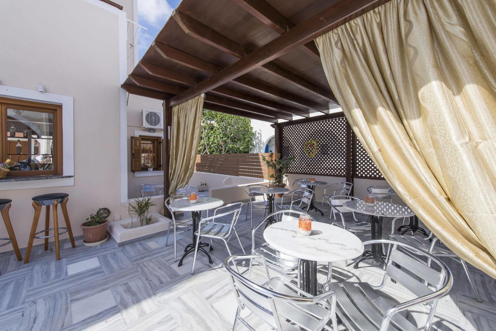 Voula 4* Perissa (Santorini)