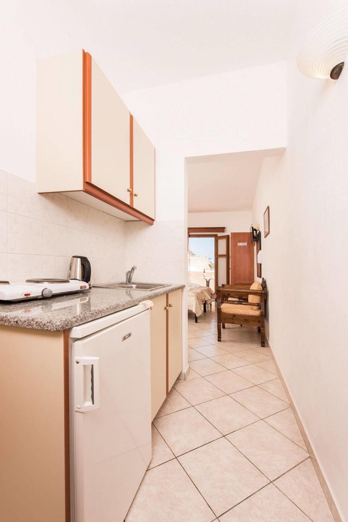 Voula 4* Perissa (Santorini)