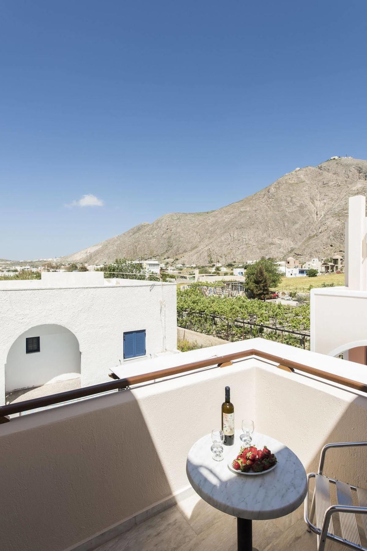 Voula Aparthotel Perissa (Santorini)