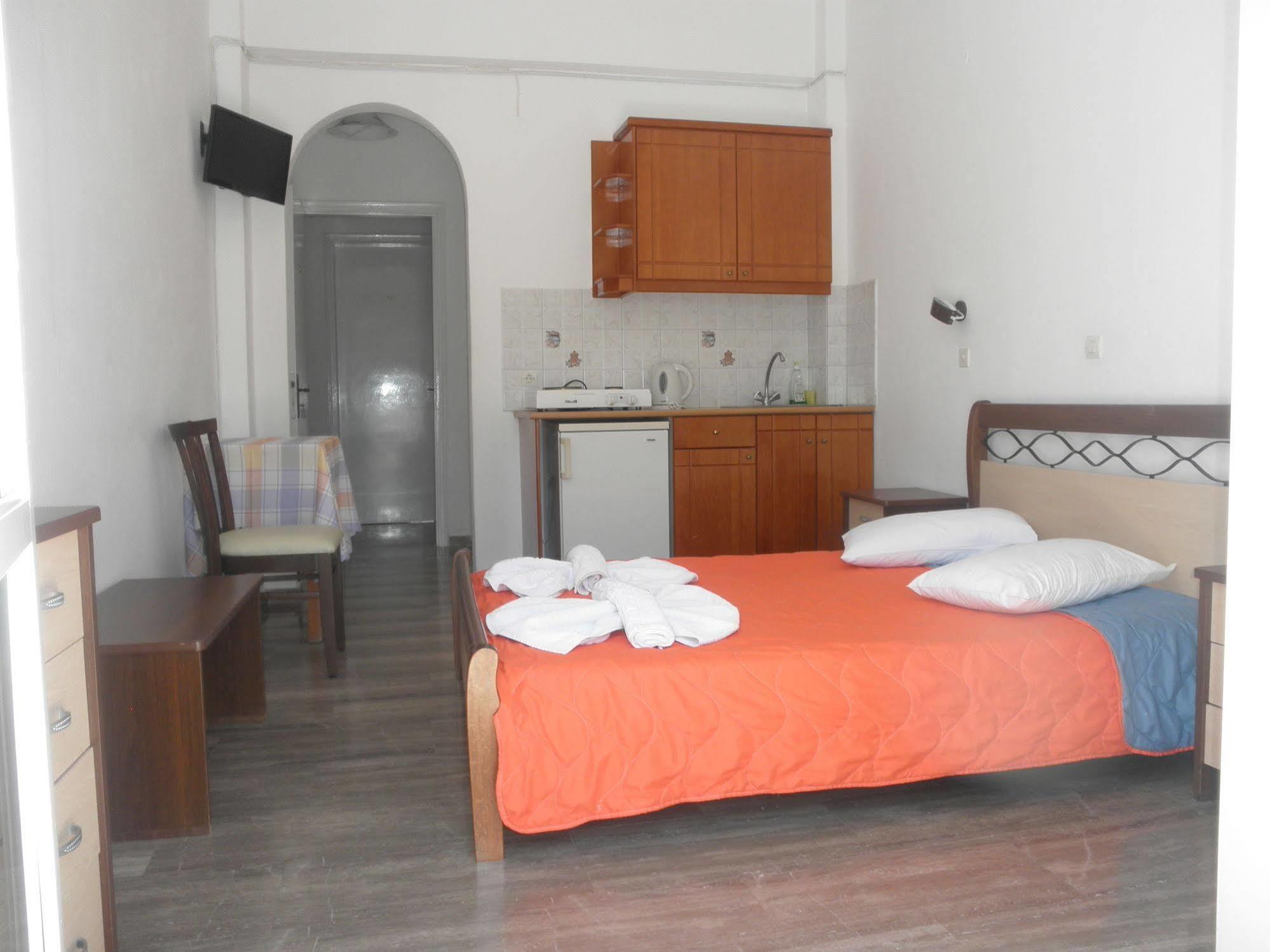 Clio Aparthotel Perissa (Santorini)