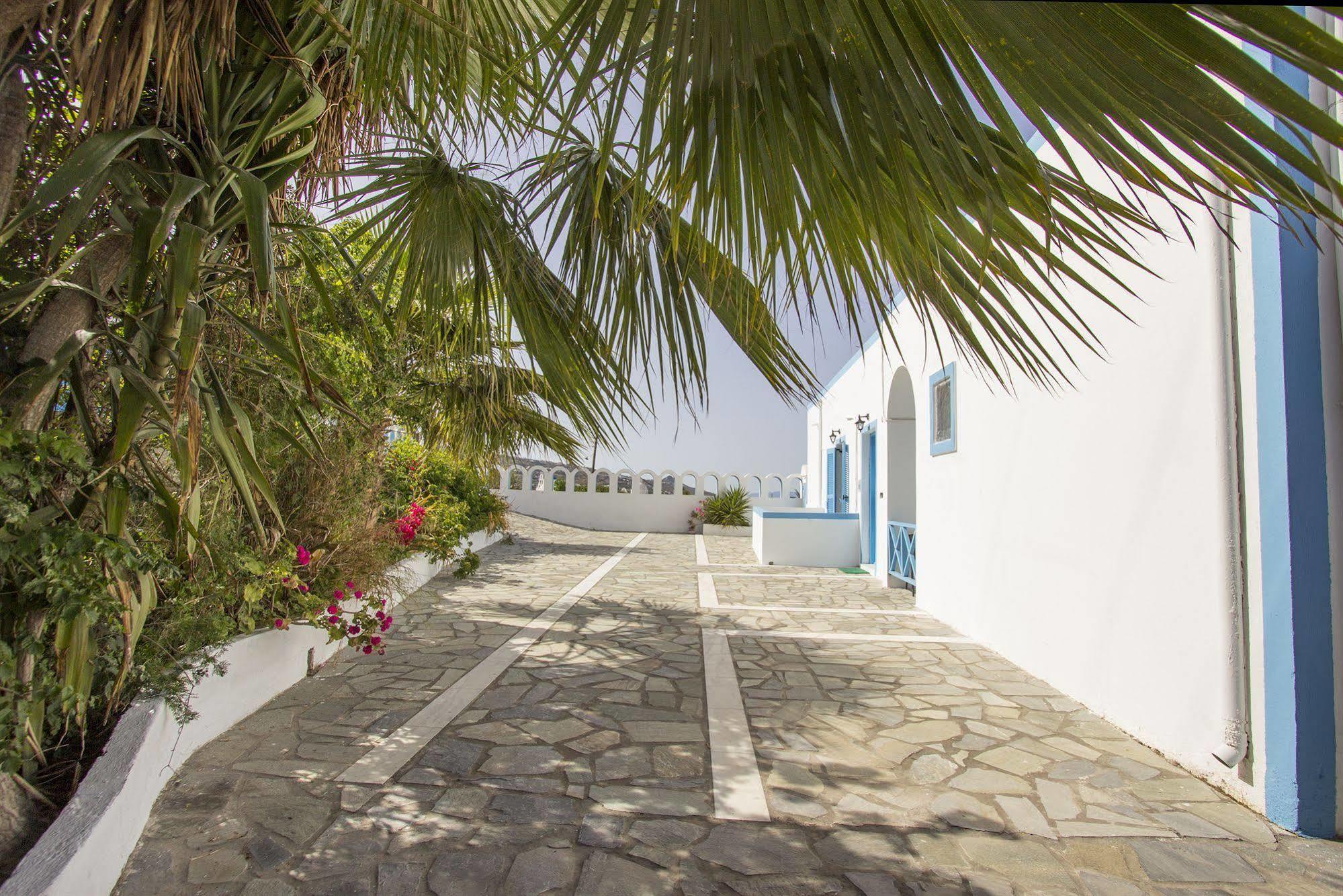 Pelekanos Karterados (Santorini)