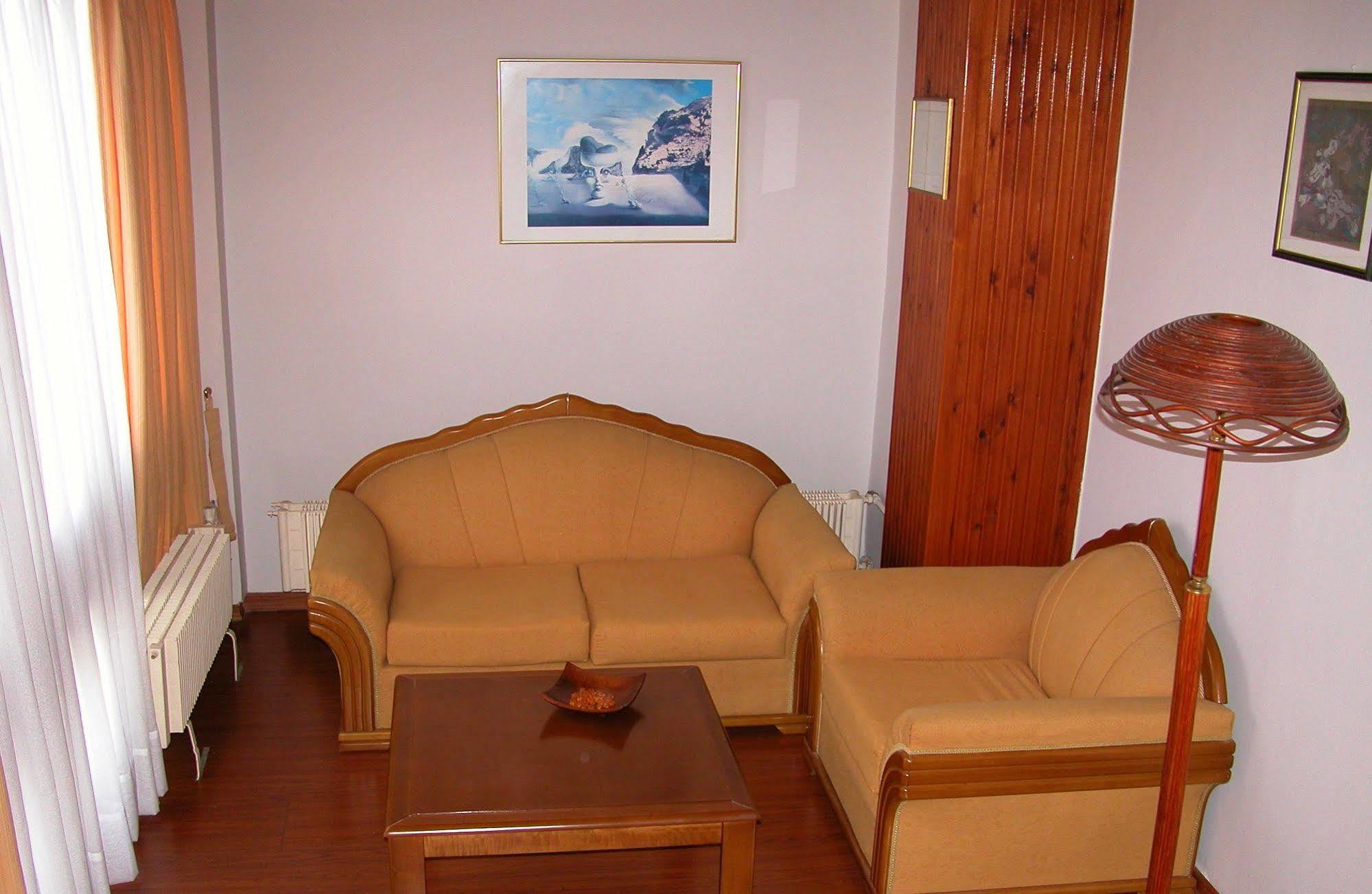 Hotel Les Amis Vari (Attica)