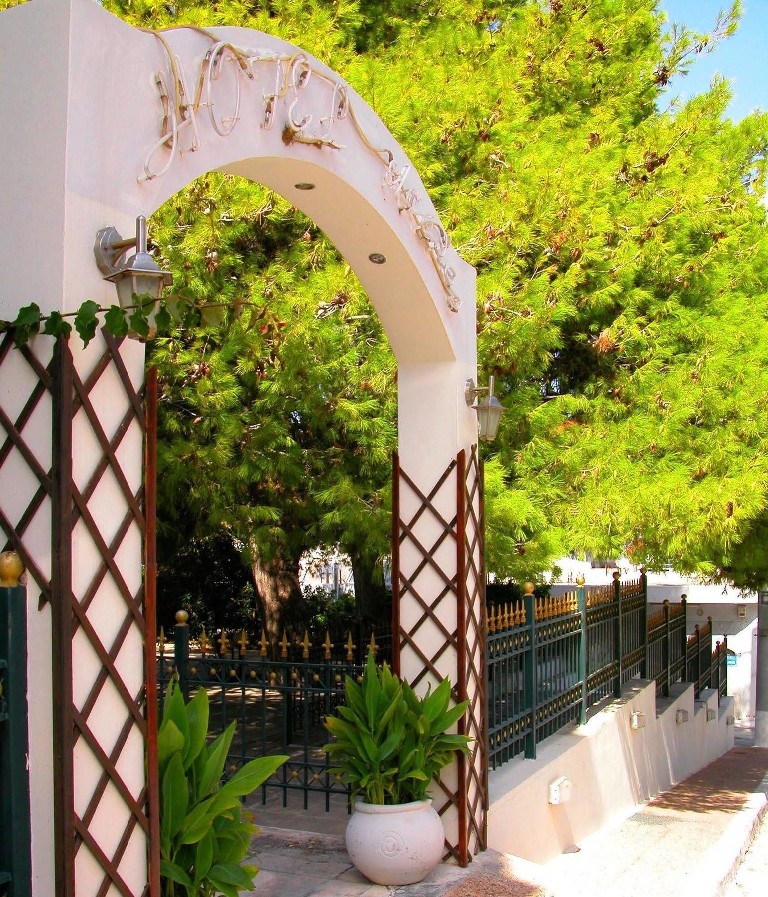 Hotel Les Amis Vari (Attica)