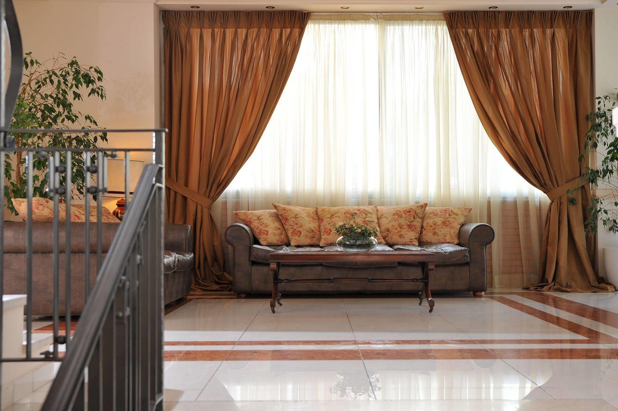 Atrium & Jacuzzi Hotel
