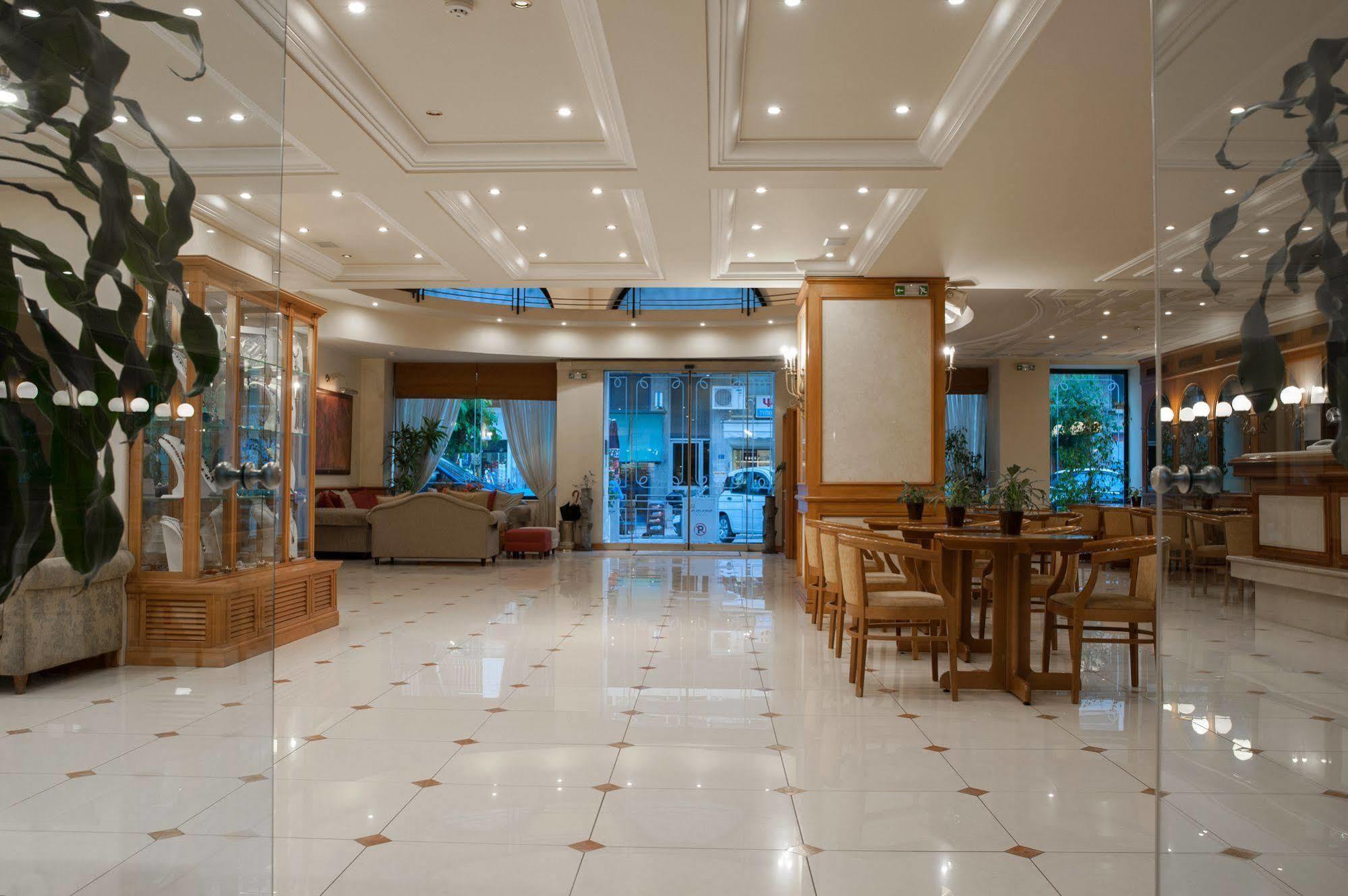 Atrium & Jacuzzi 4*