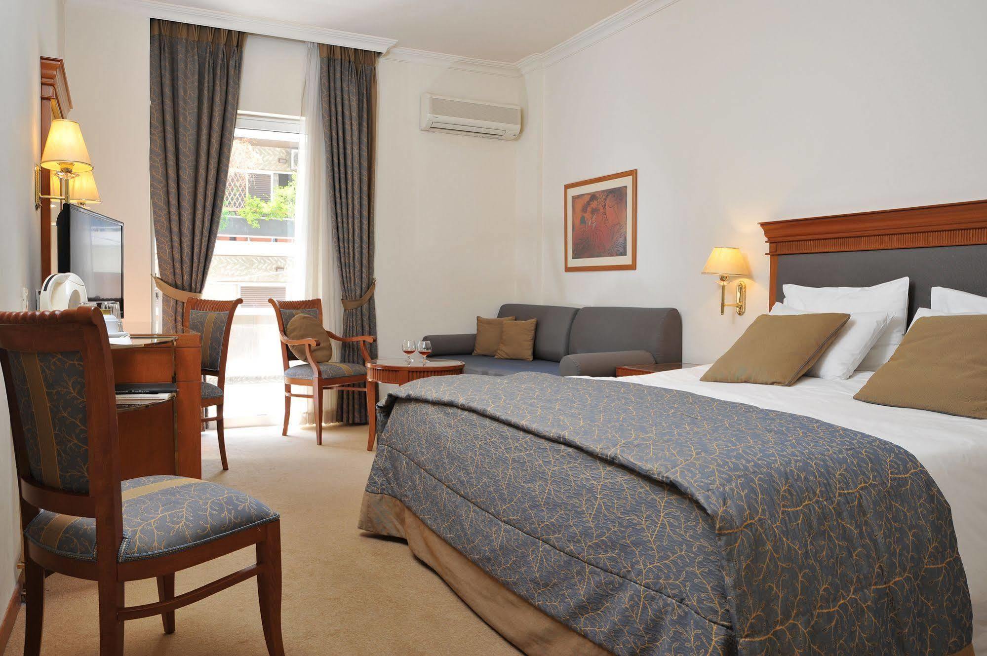 Atrium & Jacuzzi Hotel