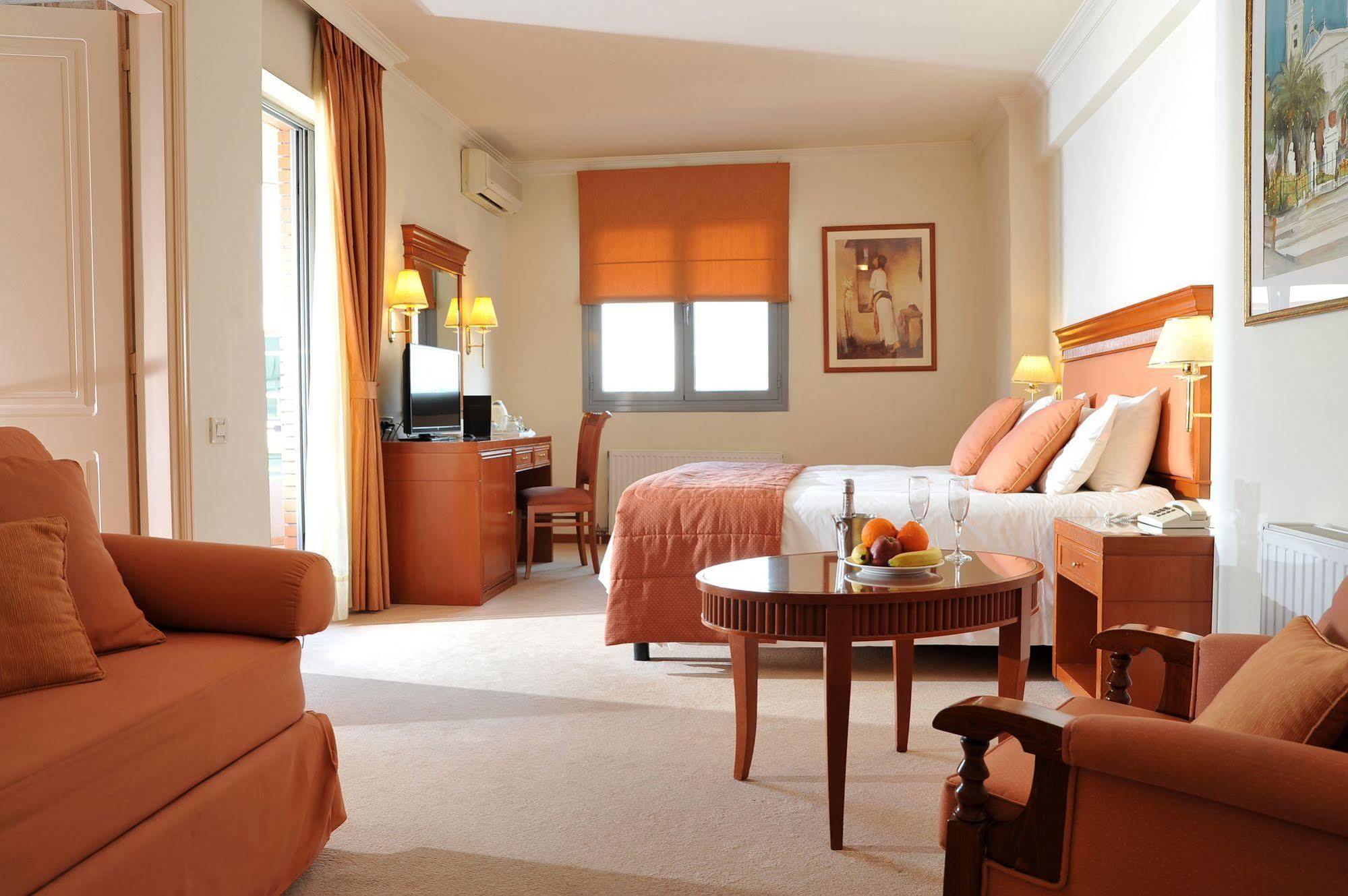 Atrium & Jacuzzi 4*