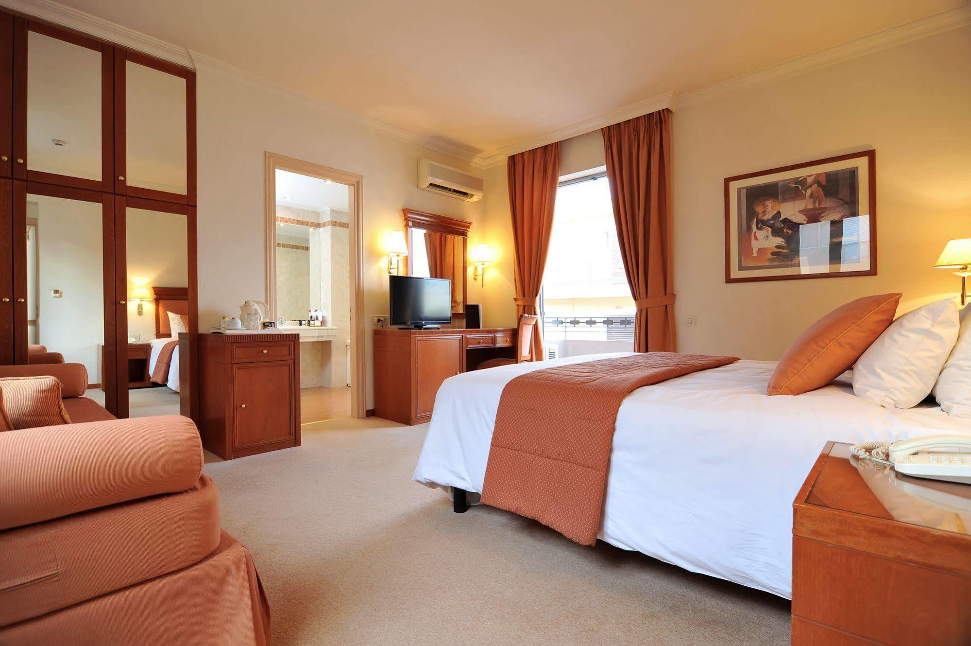 Hotel Atrium & Jacuzzi 4*