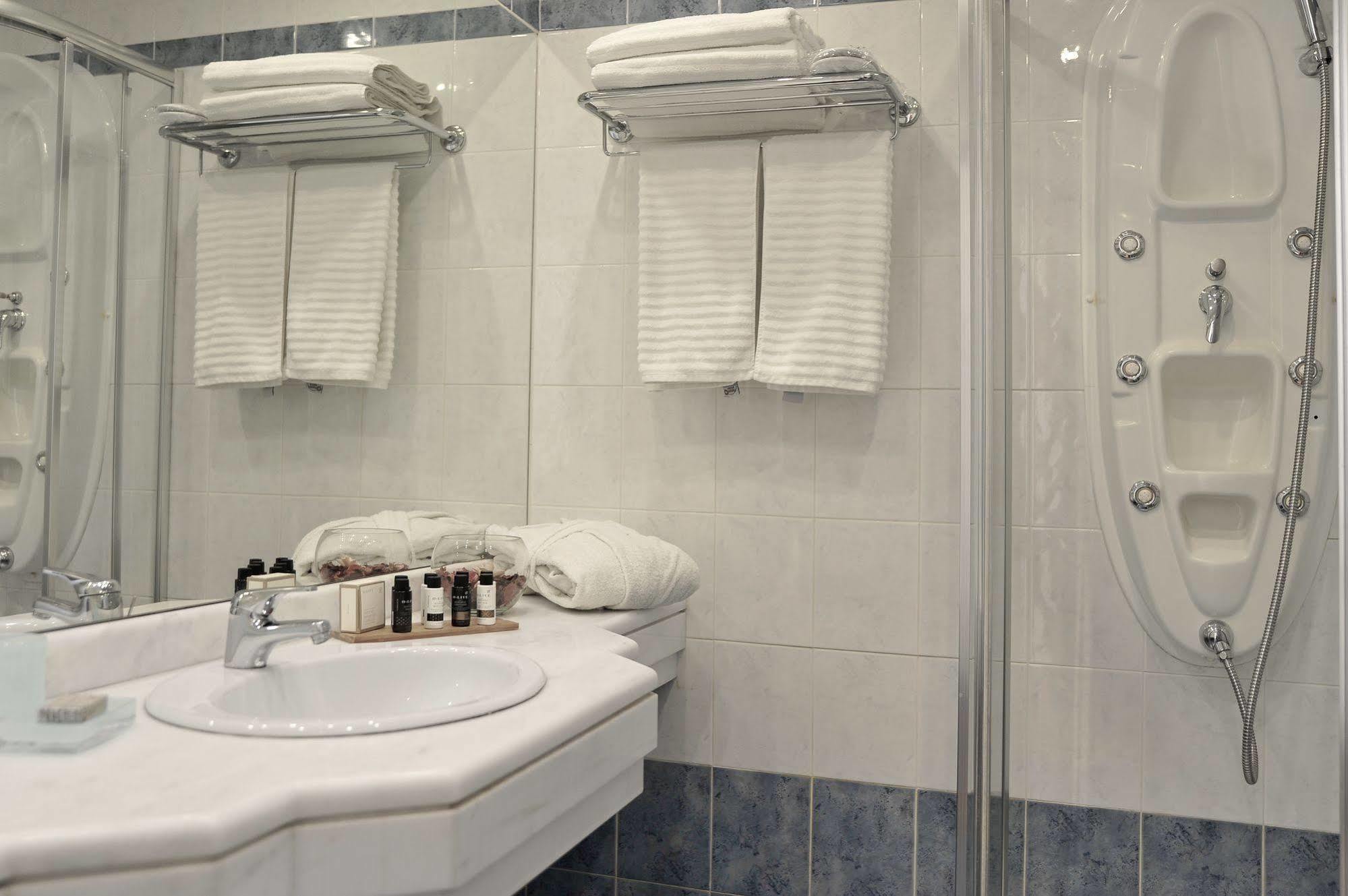 Atrium & Jacuzzi 4*