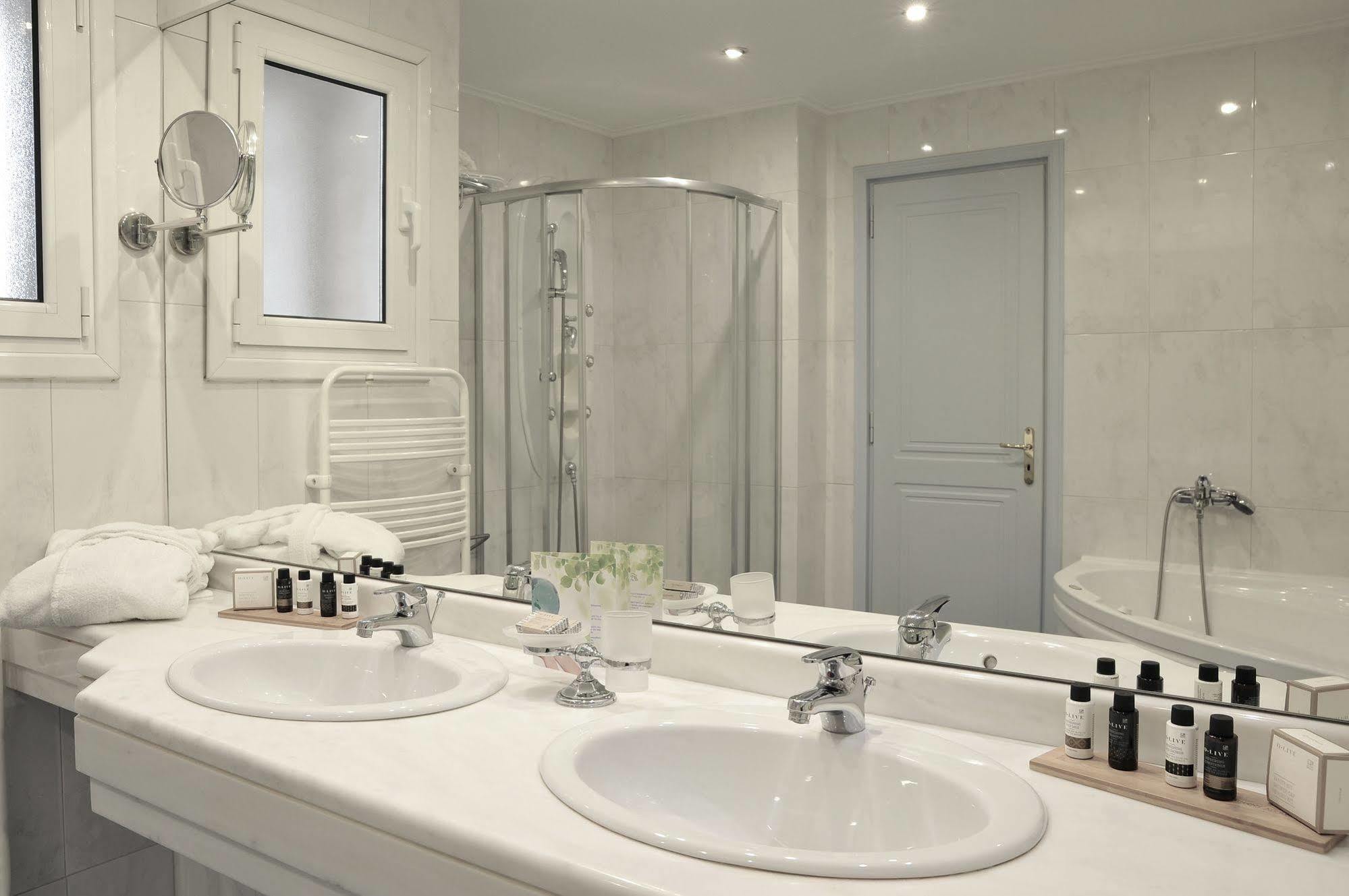 Atrium & Jacuzzi Athens