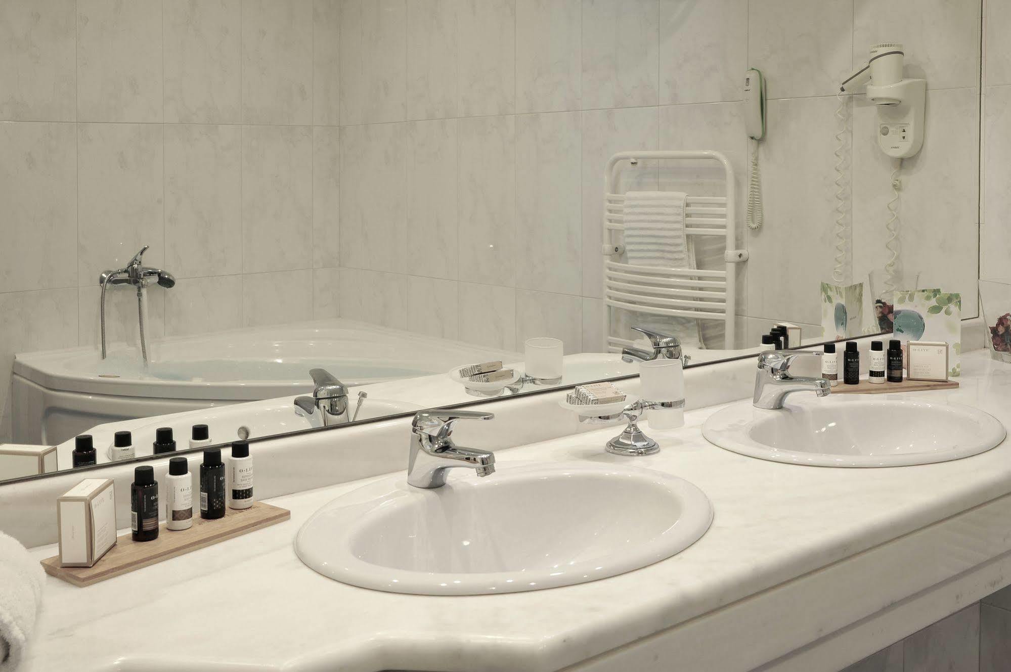Atrium & Jacuzzi Athens