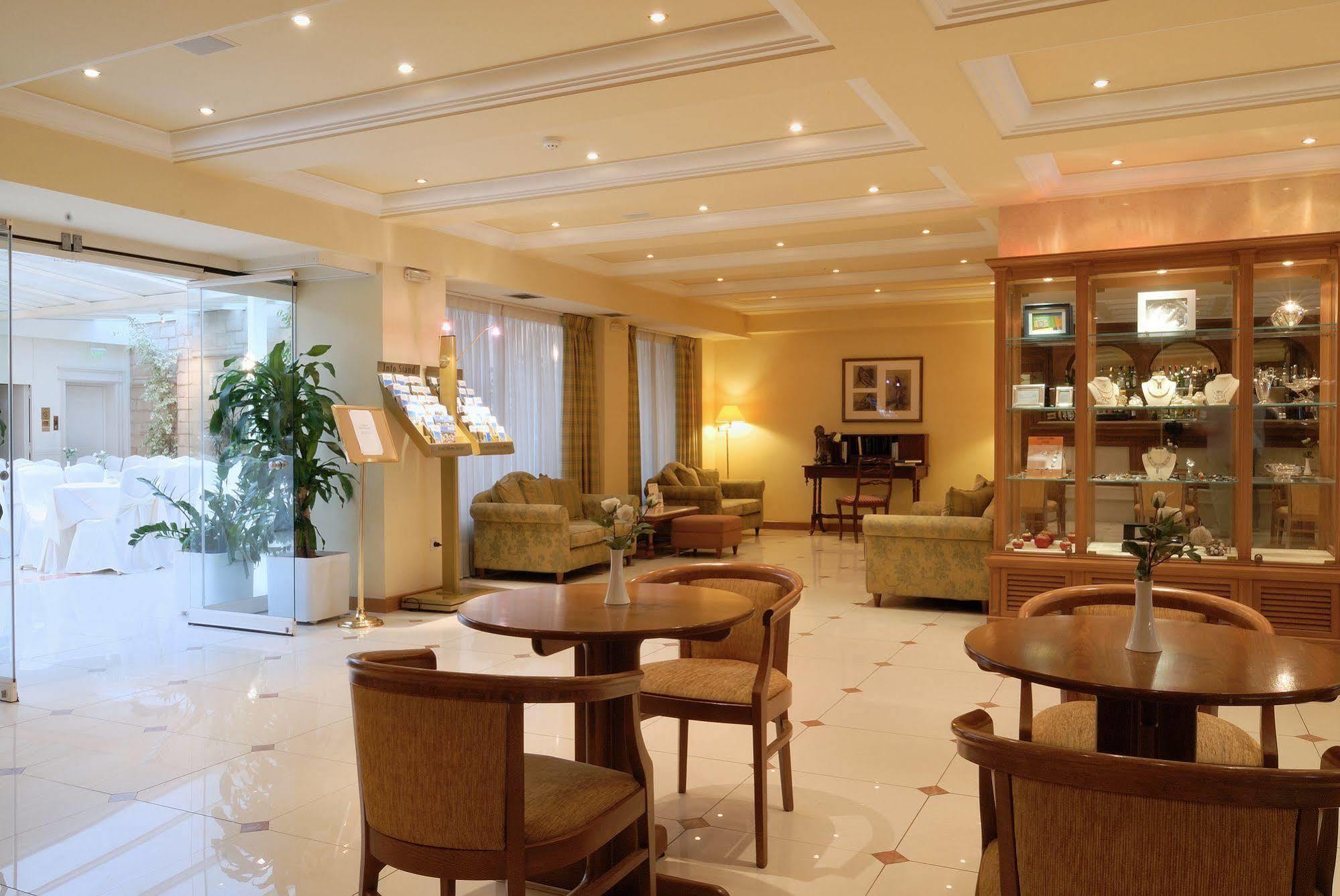 Atrium & Jacuzzi 4*