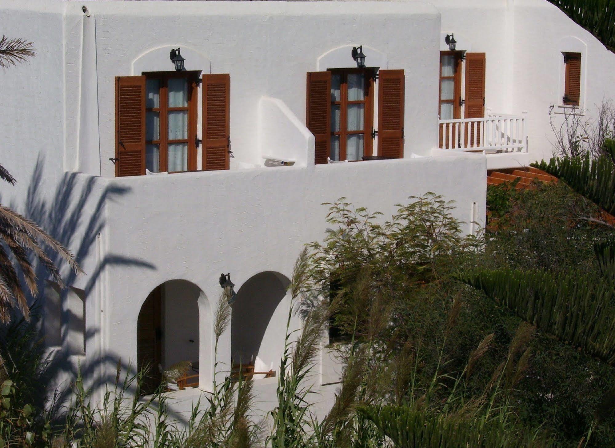 Roussos 2* Naousa (Paros)