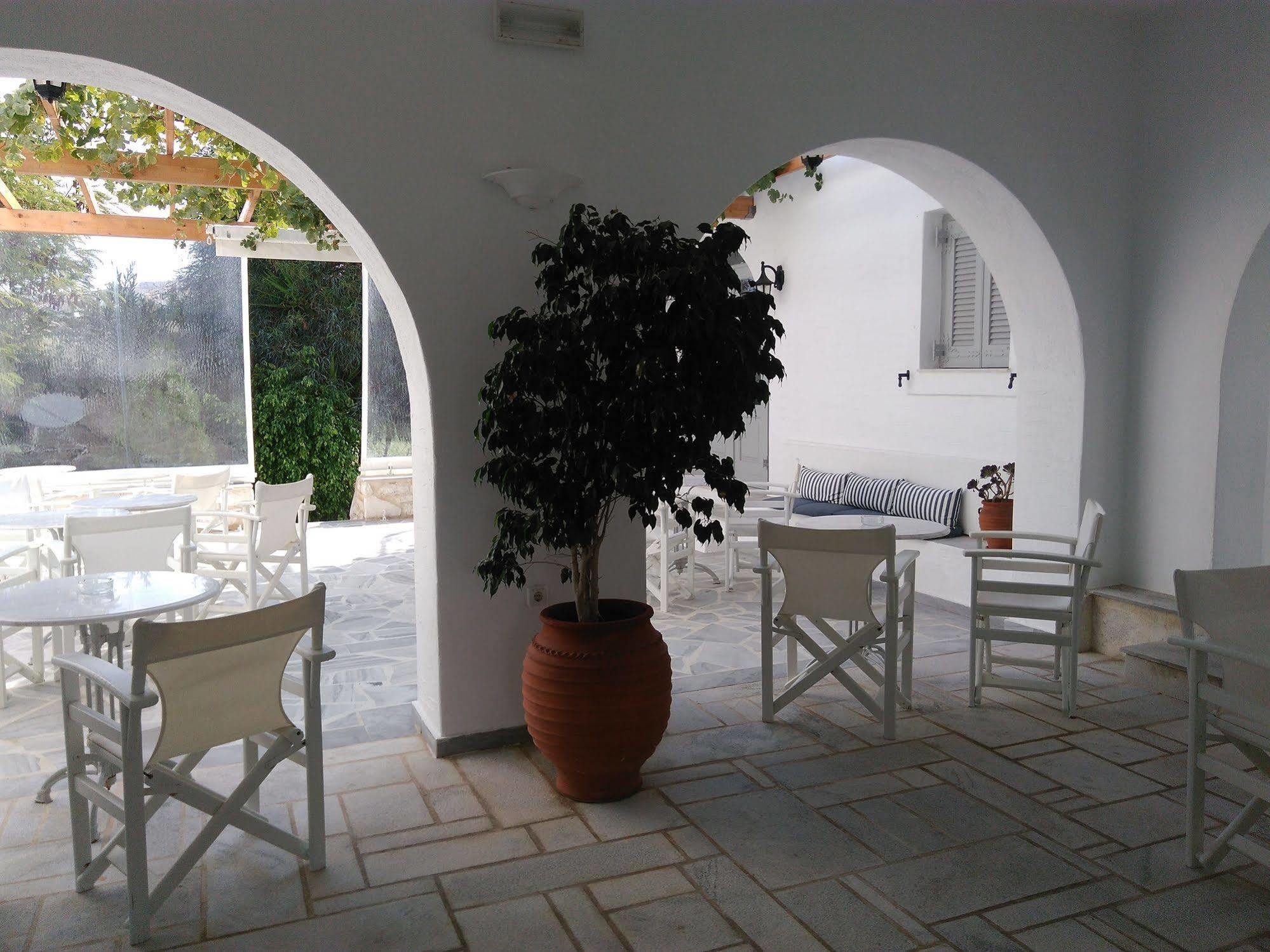 Roussos 2* Naousa (Paros)