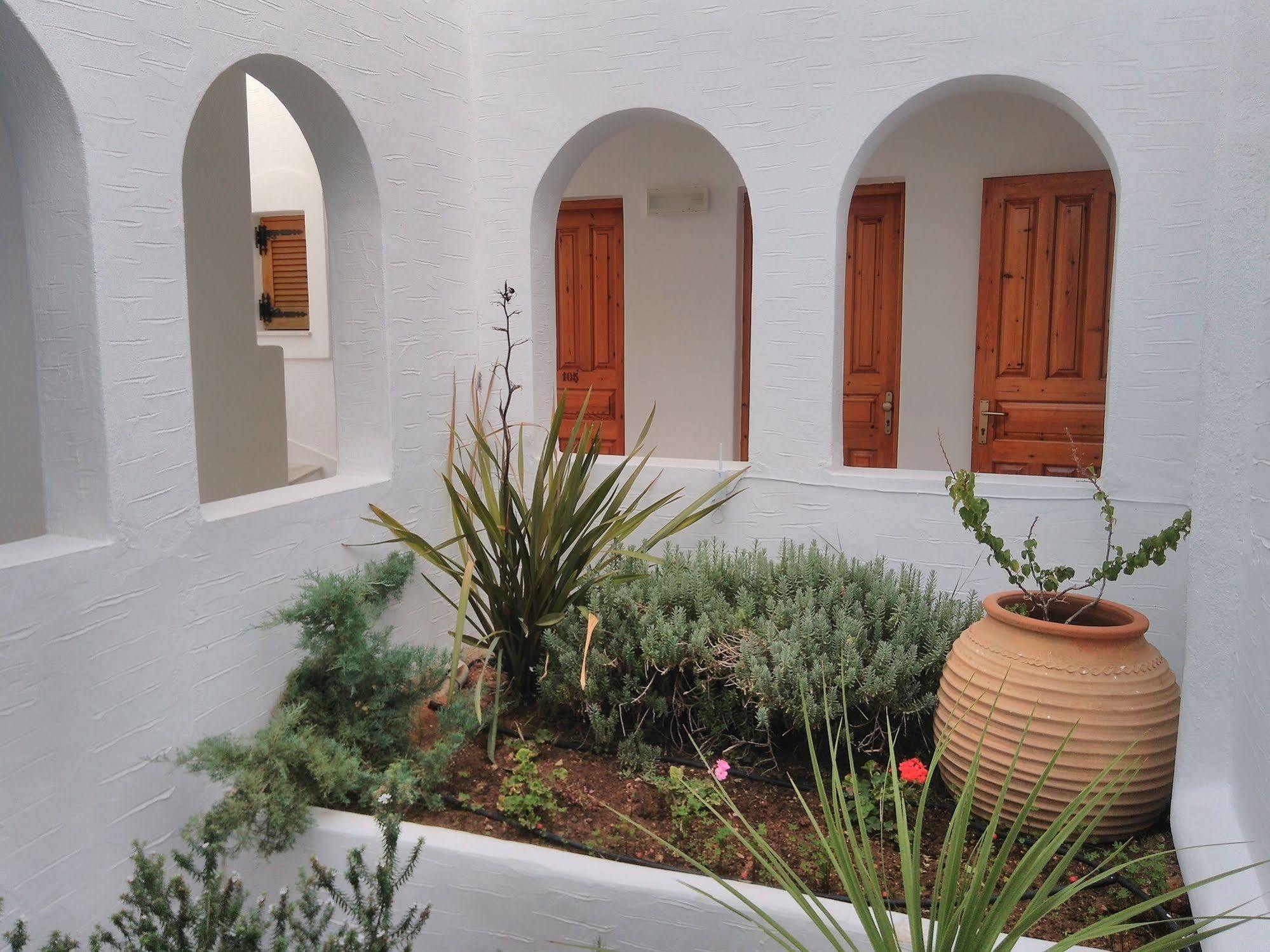 Guest house Roussos 2*