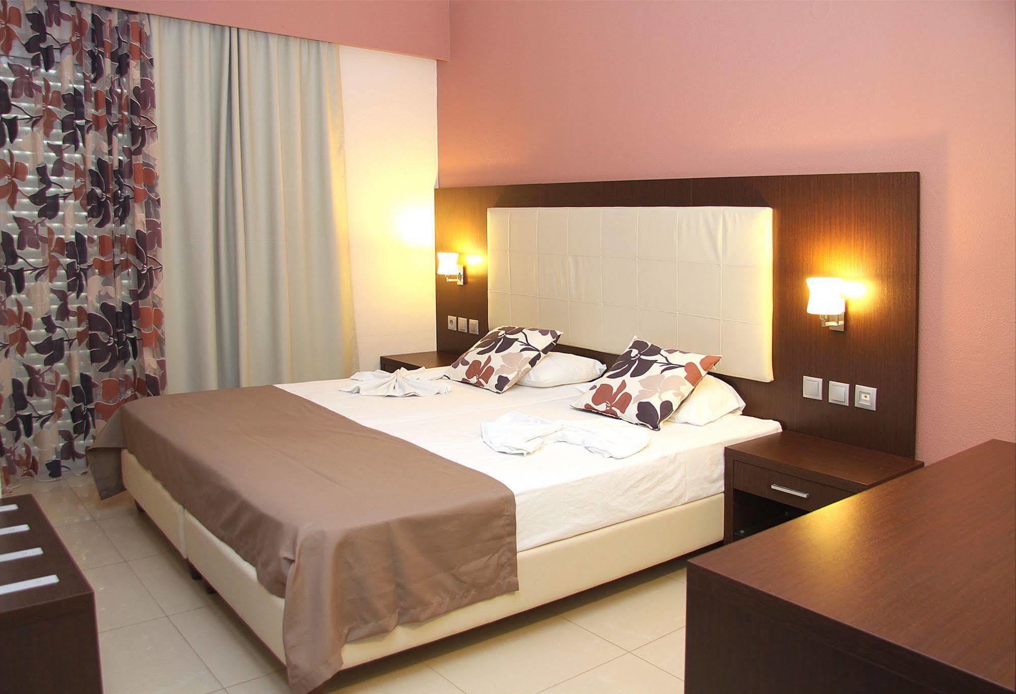 Agela & Aparthotel 3*