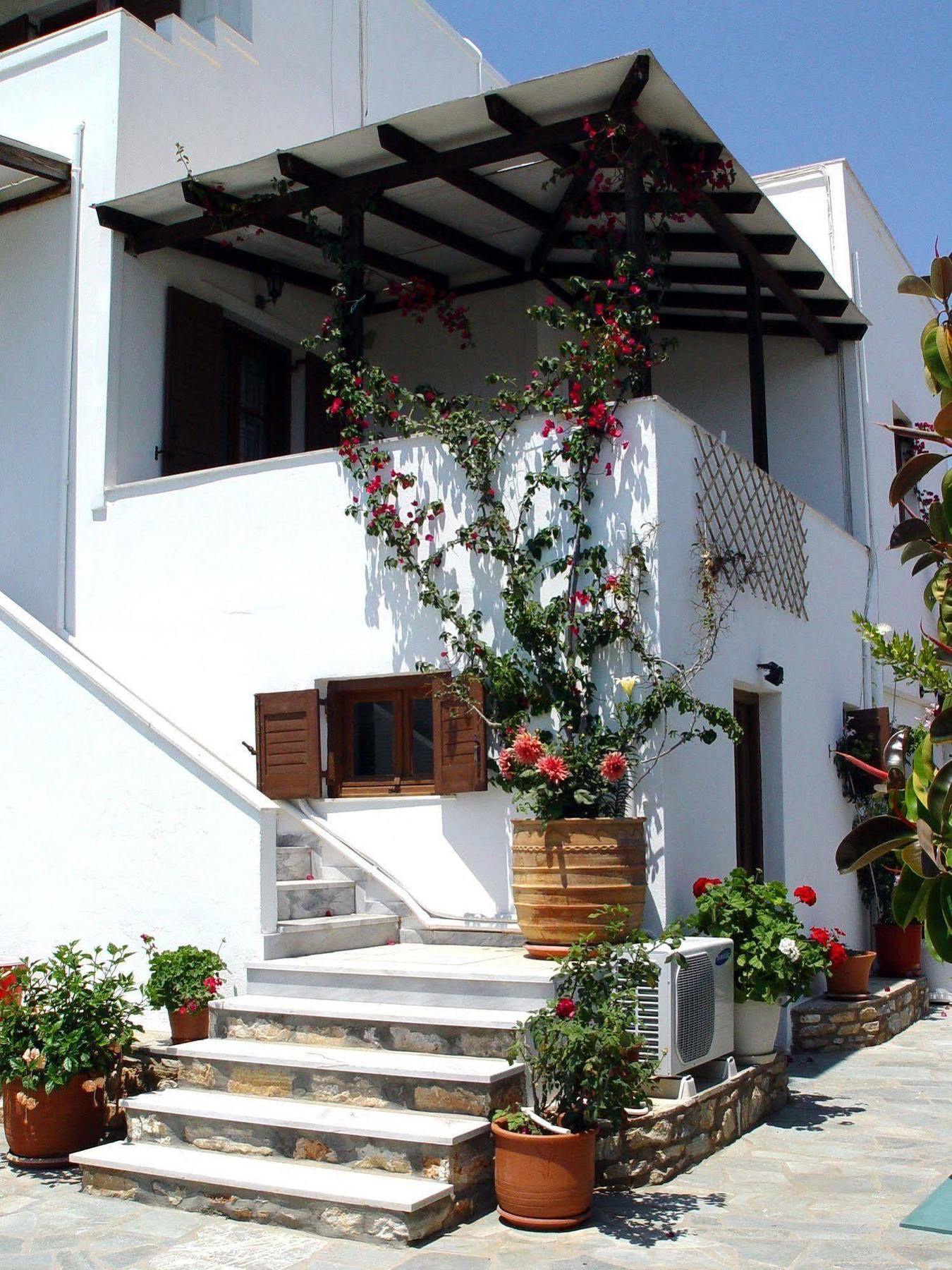 Michalis Parikia (Paros)