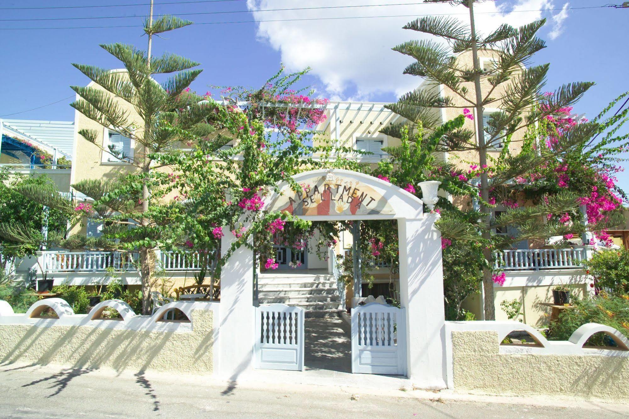 Sellada Aparthotel Kamari (Santorini)