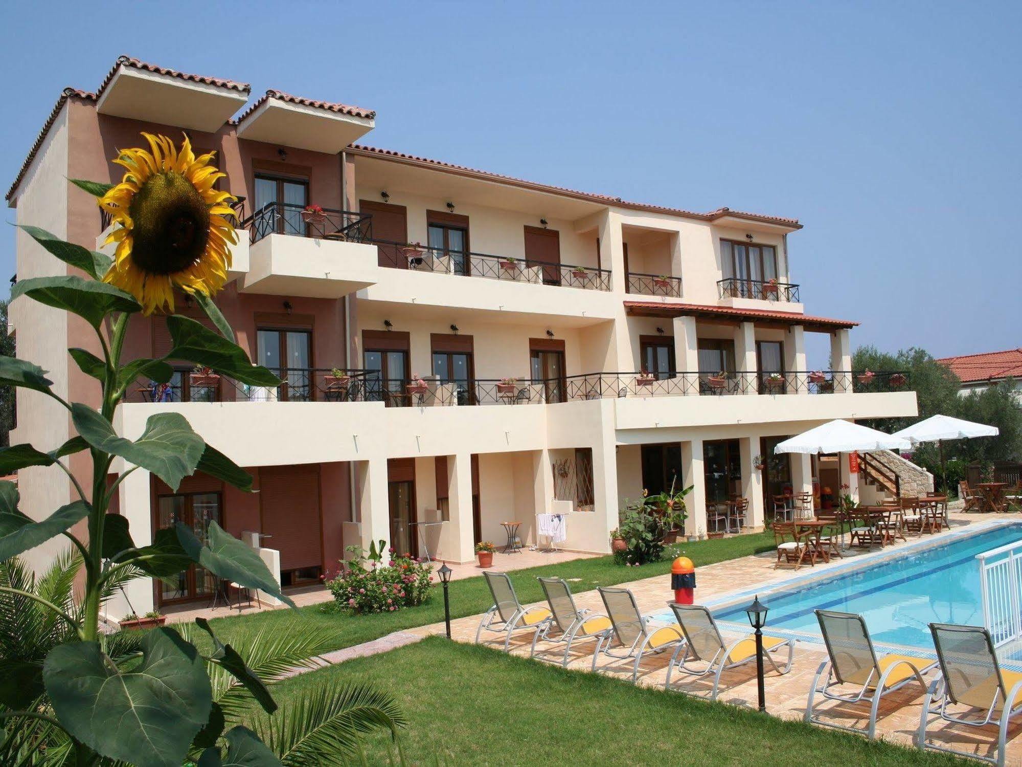 Hesperides Hotel *