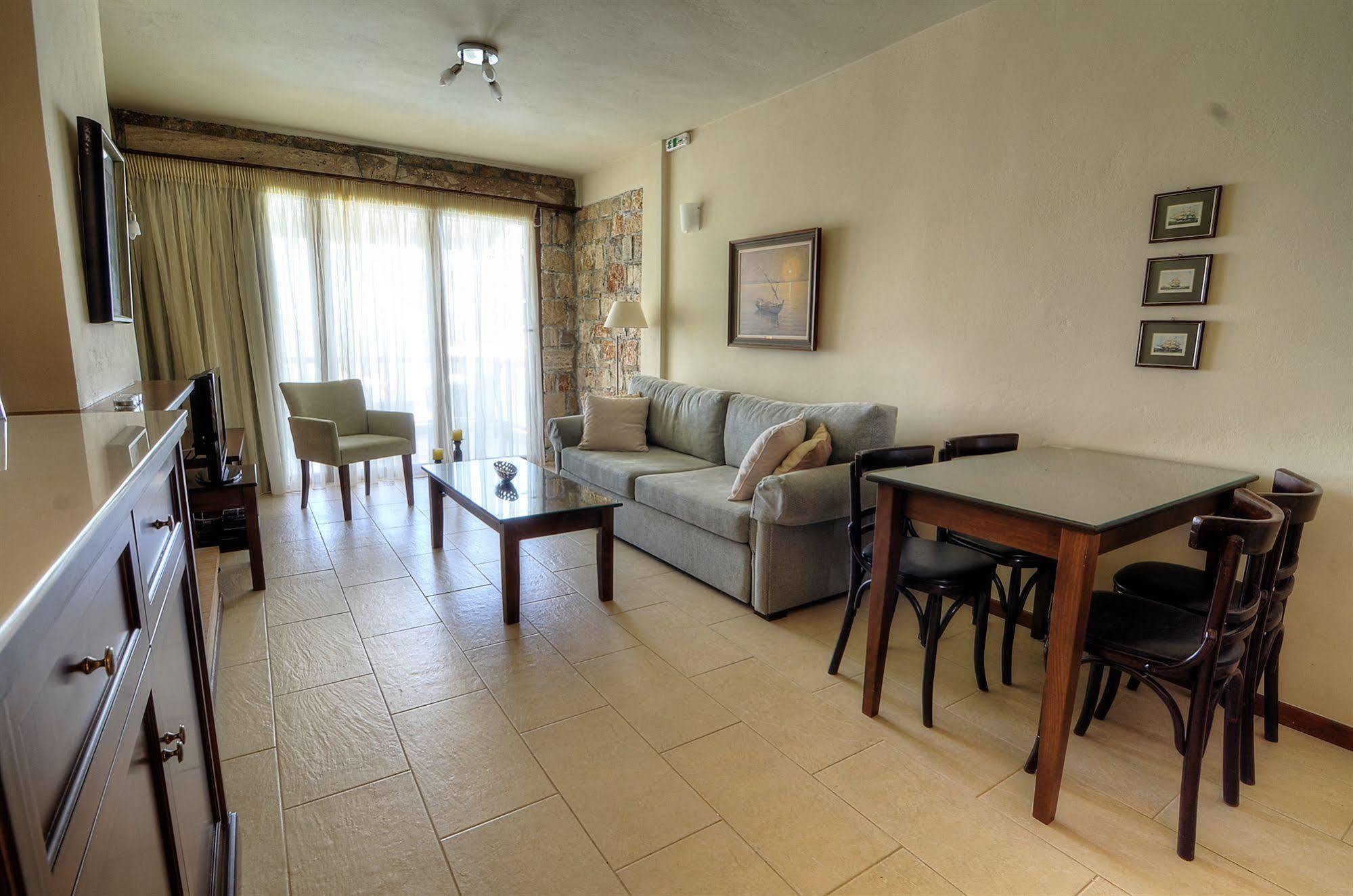 Enalio Aparthotel Lechaio